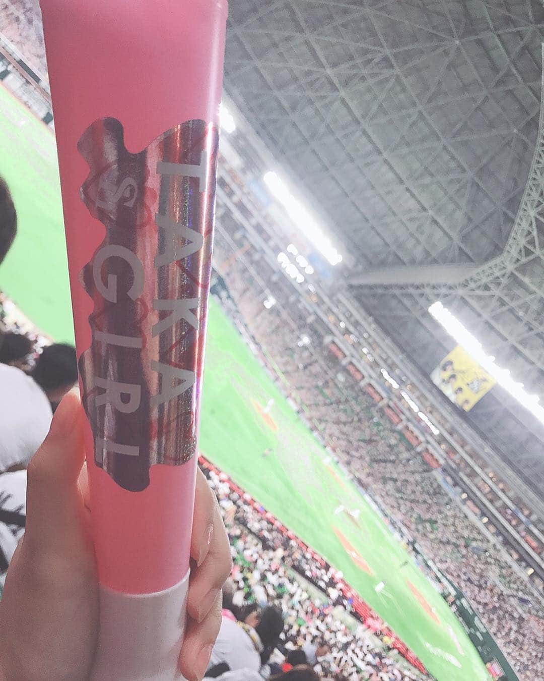 吉田華恋のインスタグラム：「ヤフオクドームでホークスvsオリックスの試合をみっさー @misaki_888_sagasaikou  と観てきました〜〜！念願の……😭とにかくアツかった！🔥またすぐ観に行きたい！！！改めてホークスさんおめでとうございます〜🥳 #ホークス」
