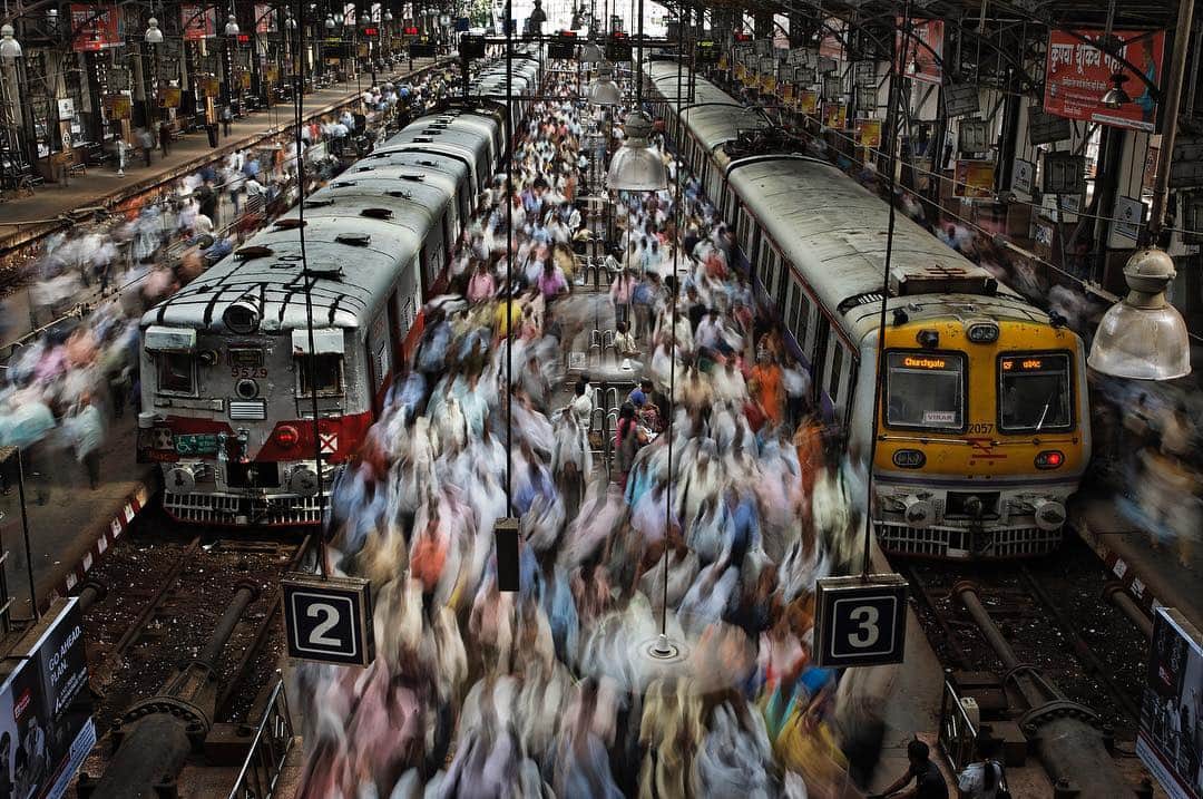 National Geographic Creativeさんのインスタグラム写真 - (National Geographic CreativeInstagram)「Photo by @randyolson | A long exposure of the large crowds at the Churchgate Railway Station in Mumbai, India. This image is available as a limited-edition fine art print at any of the National Geographic Fine Art Galleries. Visit @natgeofineart to learn more. #Mumbai #India #FineArt」5月6日 22時39分 - natgeointhefield