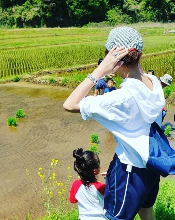 西山茉希さんのインスタグラム写真 - (西山茉希Instagram)「楽しんで欲しいときは、 まず自分が楽しむこと。  #俺流母ちゃん #田植えバージョン  苦手なカエルがキッズ軍団から飛んでくる。  #田んぼの中心でやめてと叫ぶ  誰よりも先に泥だらけになったのは、 大人なはずの自分だった。  #こーやって楽しむんだよ #今を全力で感じるんだよ #😏 一番先にカエルを投げてきたのは、 子供ではなくもう一人の大人だったことはわかっている。  #田植えに飽きるまでが早すぎなキッズ軍団 #やりとげる責任感だけは大人らしく持ち合わせていた親ーズ  10連休。 令和スタートなGWにピリオドを。」5月6日 22時39分 - maki.nshiyama50