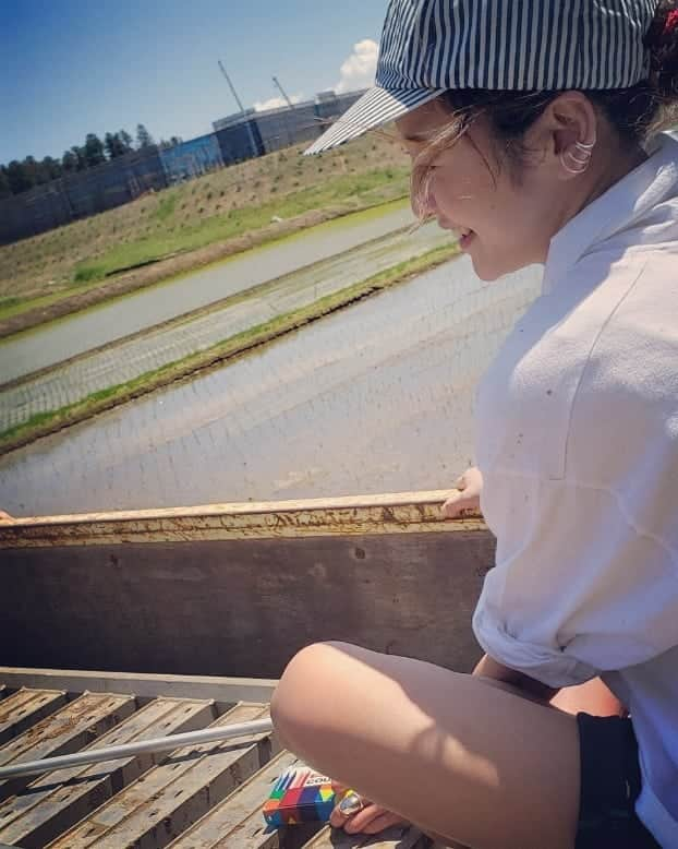 西山茉希さんのインスタグラム写真 - (西山茉希Instagram)「楽しんで欲しいときは、 まず自分が楽しむこと。  #俺流母ちゃん #田植えバージョン  苦手なカエルがキッズ軍団から飛んでくる。  #田んぼの中心でやめてと叫ぶ  誰よりも先に泥だらけになったのは、 大人なはずの自分だった。  #こーやって楽しむんだよ #今を全力で感じるんだよ #😏 一番先にカエルを投げてきたのは、 子供ではなくもう一人の大人だったことはわかっている。  #田植えに飽きるまでが早すぎなキッズ軍団 #やりとげる責任感だけは大人らしく持ち合わせていた親ーズ  10連休。 令和スタートなGWにピリオドを。」5月6日 22時39分 - maki.nshiyama50