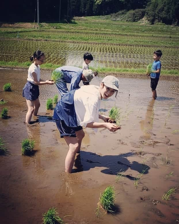 西山茉希さんのインスタグラム写真 - (西山茉希Instagram)「楽しんで欲しいときは、 まず自分が楽しむこと。  #俺流母ちゃん #田植えバージョン  苦手なカエルがキッズ軍団から飛んでくる。  #田んぼの中心でやめてと叫ぶ  誰よりも先に泥だらけになったのは、 大人なはずの自分だった。  #こーやって楽しむんだよ #今を全力で感じるんだよ #😏 一番先にカエルを投げてきたのは、 子供ではなくもう一人の大人だったことはわかっている。  #田植えに飽きるまでが早すぎなキッズ軍団 #やりとげる責任感だけは大人らしく持ち合わせていた親ーズ  10連休。 令和スタートなGWにピリオドを。」5月6日 22時39分 - maki.nshiyama50