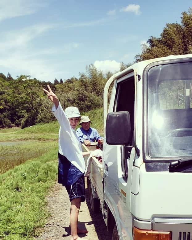 西山茉希さんのインスタグラム写真 - (西山茉希Instagram)「楽しんで欲しいときは、 まず自分が楽しむこと。  #俺流母ちゃん #田植えバージョン  苦手なカエルがキッズ軍団から飛んでくる。  #田んぼの中心でやめてと叫ぶ  誰よりも先に泥だらけになったのは、 大人なはずの自分だった。  #こーやって楽しむんだよ #今を全力で感じるんだよ #😏 一番先にカエルを投げてきたのは、 子供ではなくもう一人の大人だったことはわかっている。  #田植えに飽きるまでが早すぎなキッズ軍団 #やりとげる責任感だけは大人らしく持ち合わせていた親ーズ  10連休。 令和スタートなGWにピリオドを。」5月6日 22時39分 - maki.nshiyama50