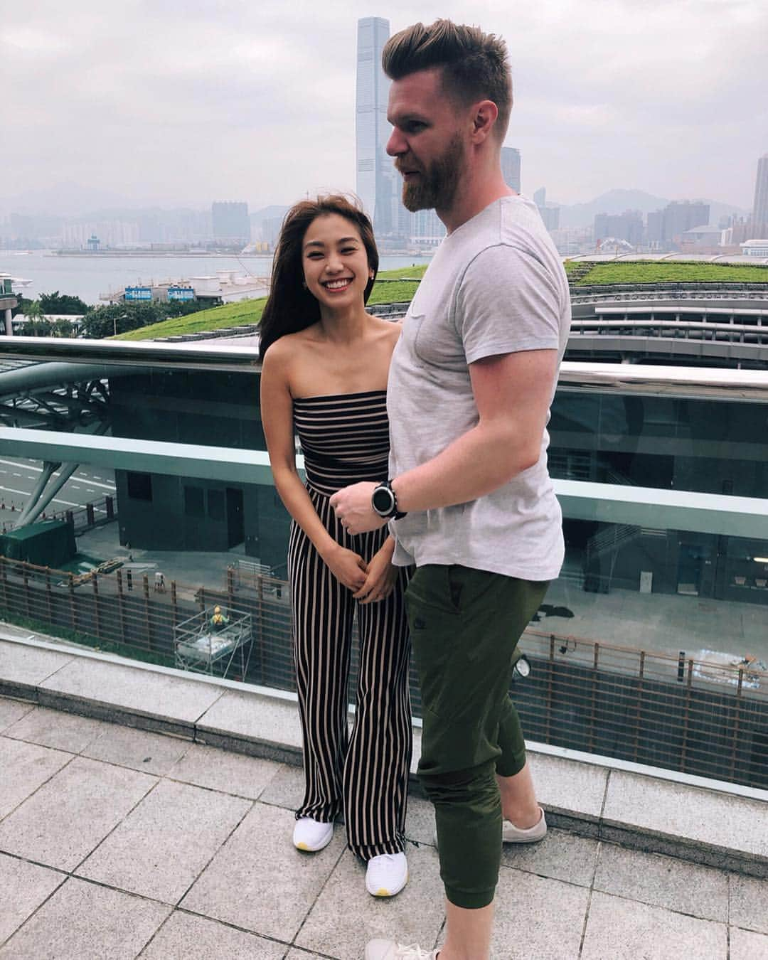 レスレイ・チアンさんのインスタグラム写真 - (レスレイ・チアンInstagram)「I went to high school with this giant. 5’2” vs. 6’2”. ⚜️ Welcome to Hong Kong, @thor604!💪🏻 #中學同學 #PrinceofWales #PW #Vancouver #Grad04 #homesick #classmate #highschool」5月6日 22時43分 - lesleychianglove