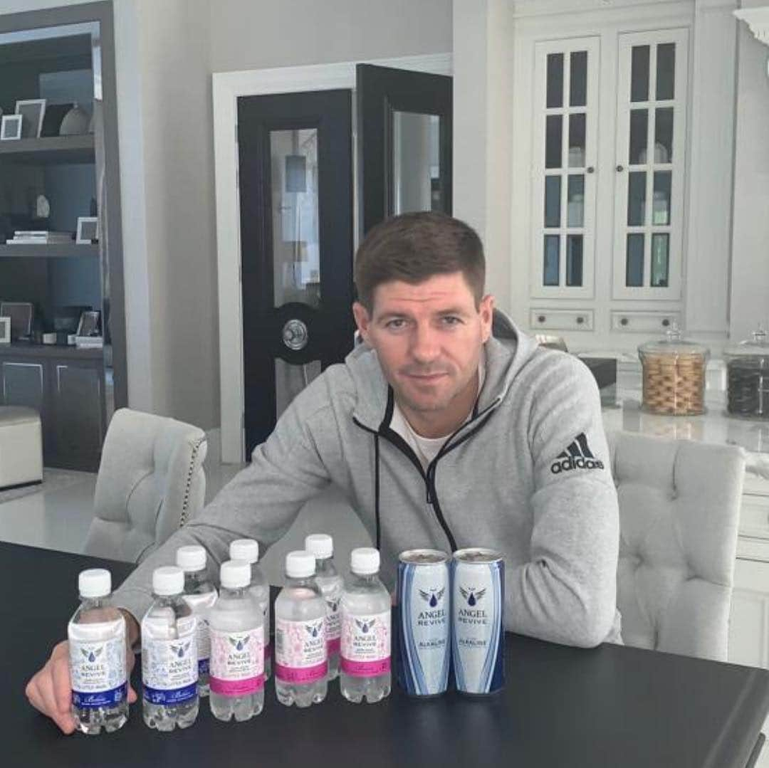 スティーヴン・ジェラードさんのインスタグラム写真 - (スティーヴン・ジェラードInstagram)「My Natural Alkaline water,is now on sale, in 500 WH Smith’s stores ,Alkalise your life,Naturally 😇💧#ad」5月6日 22時50分 - stevengerrard