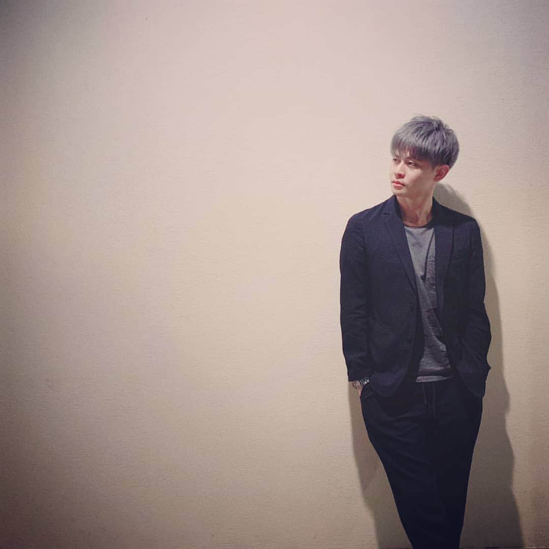 石毛翔弥のインスタグラム：「シルバーにしました。  #セットアップコーデ #ネイビーコーデ #シルバーアッシュ #銀髪」