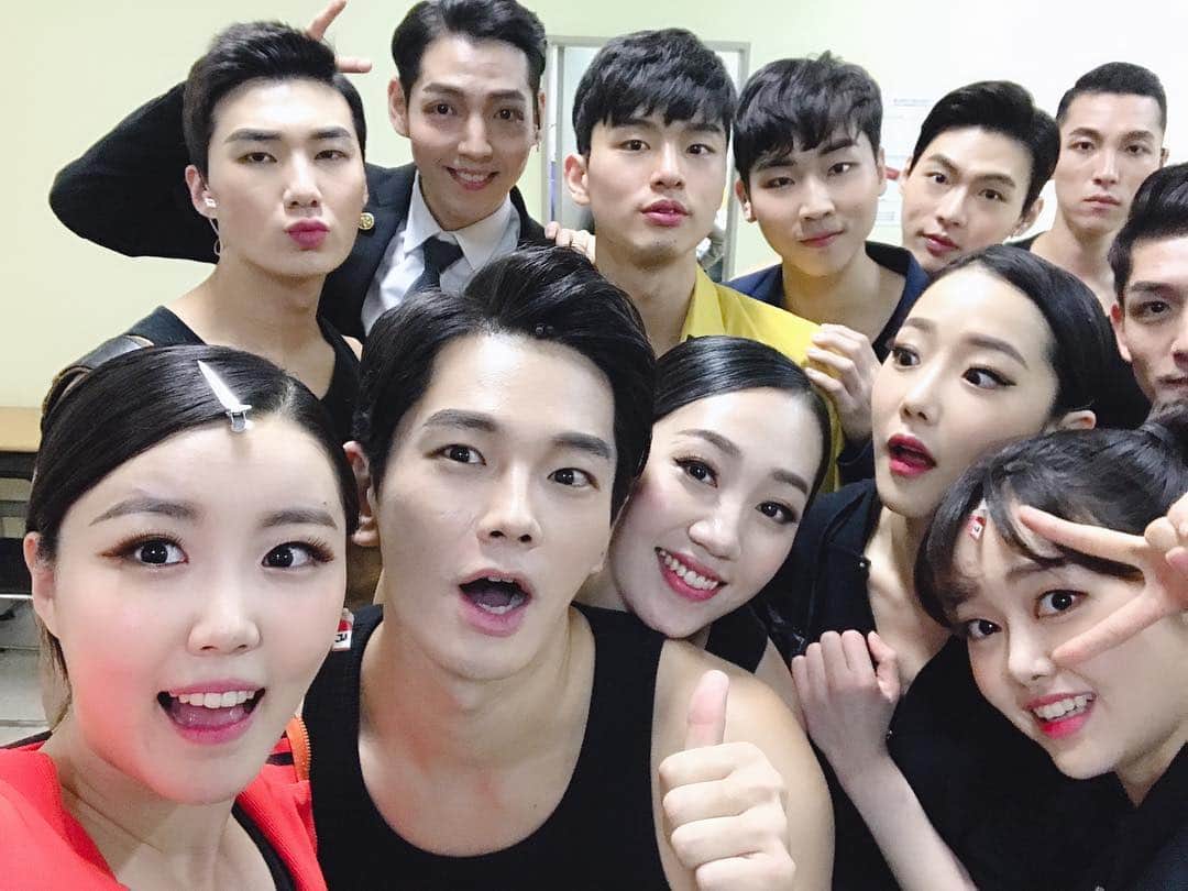 オン・ジュワンのインスタグラム：「#그날들#막공 사랑하는 그날들 내 동생들~ 그 동안 함께해줘서 너무나 영광이였다. 우리의 그날들이였던 하루하루 잊지말자😊 행복했다면 된거다^^ 고맙다 내 동생들❤️」