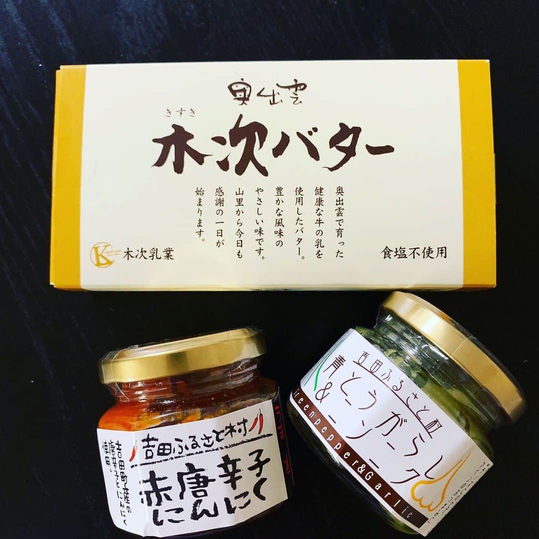 のインスタグラム：「最高に美味しくて、ハマり中なんです。 奥出雲木次バターはコク深い味わいながら軽い口あたり。無塩なのでそのまま食べちゃいたいくらい美味しいんです。これを食べたら他のバターに戻れなくなってしまいました💦 吉田ふるさと村の赤唐辛子にんにくと、青唐辛子ニンニク。辛いものに目が無い私は、チャーハンやパスタにたっぷり入れてヒーハーしながら食べるのが大好きです♡ ぜひ、島根県に訪れた際には、手に取ってみてくださいね✨ma  #島根県 #木次乳業 #木次バター #島根土産 #吉田ふるさと村 #赤唐辛子 #青唐辛子 #辛いもの好き #バター」