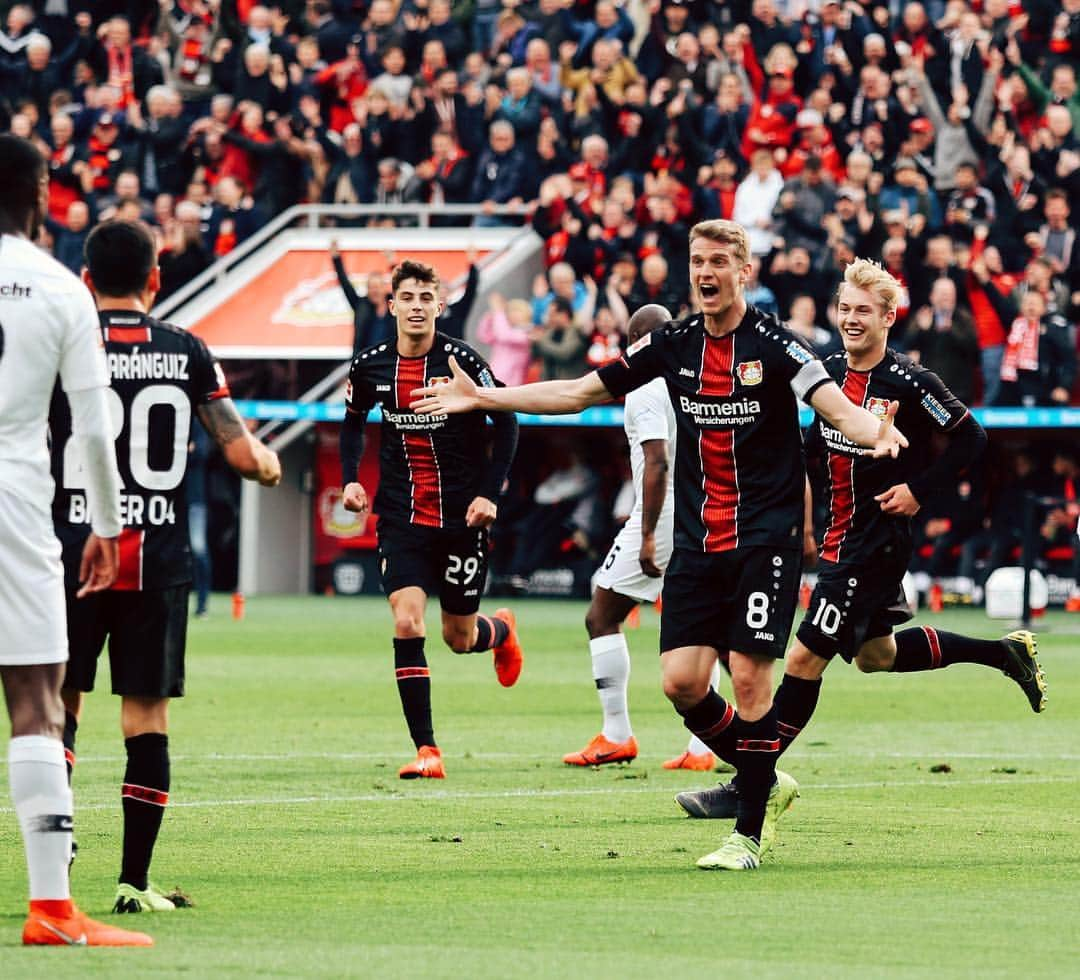 バイエル・レバークーゼンさんのインスタグラム写真 - (バイエル・レバークーゼンInstagram)「Still an unbelievable night! 😍 #MondayMotivation #B04SGE #Bundesliga #Bayer04 #Werkself」5月6日 23時00分 - bayer04fussball