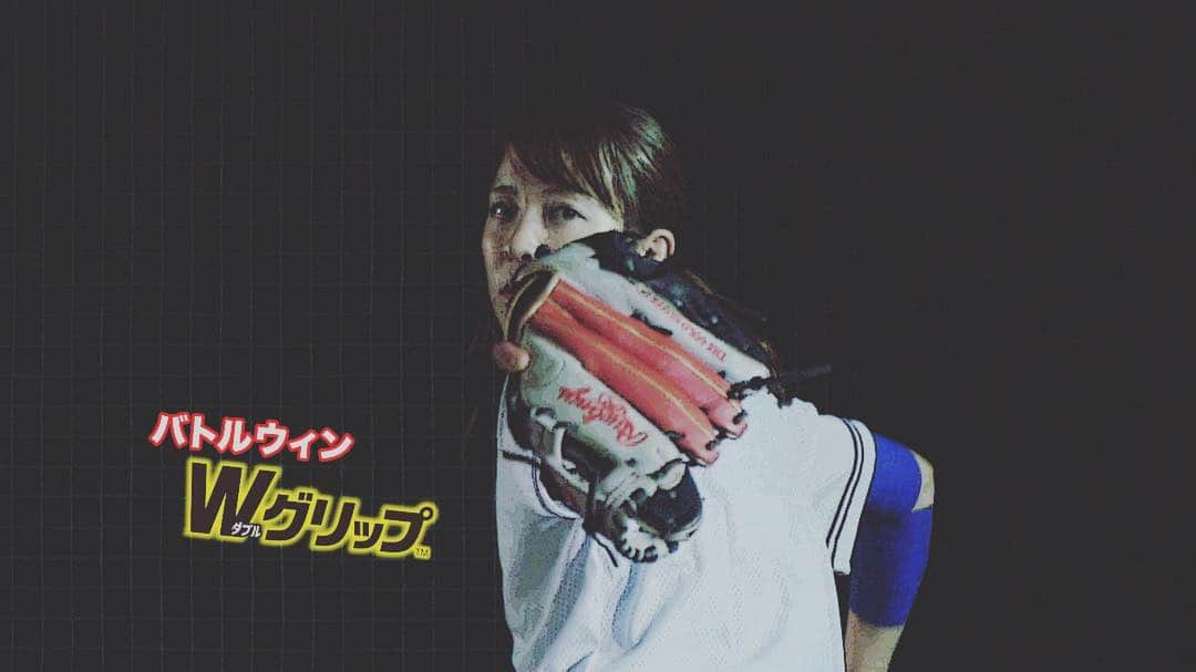 のインスタグラム：「. 【告知】 先日撮影した #ニチバン 様のテレビCMが5/10～5/23までの間、TVQ限定で流れます。テレビで見掛けて頂けたら嬉しいです☺️⚾️ . #バトルウィン Wグリップ は薄さ・軽さ・丈夫さを兼ね備えた日本初のテーピングです。肌に対しては粘着性がないので肌への負担も少ないです！なのに剥がしやすいのに剥がれにくい！スゴくフィット感良くてオススメです✨ . 色もサムライブルーでカッコイイ！！赤黄緑などカラーバリエーションありました！従来のテーピングの概念が覆されました😆✊私も捻挫歴があって足首が緩いので使います♪野球肘にも特にオススメです！！！ #サッカー日本代表 でもプレーした #長谷部誠 選手も推奨されているアイテムです⚽️スポーツしているみんなの味方です✨CMと併せて、バトルウィンWグリップを是非チェックしてみてください👍👍 #nichiban #cm #tv #commercial #taping #tape #sports #baseball #soccer #⚾️ #⚽️ #🚑 #🏥 #rawlings #glove」