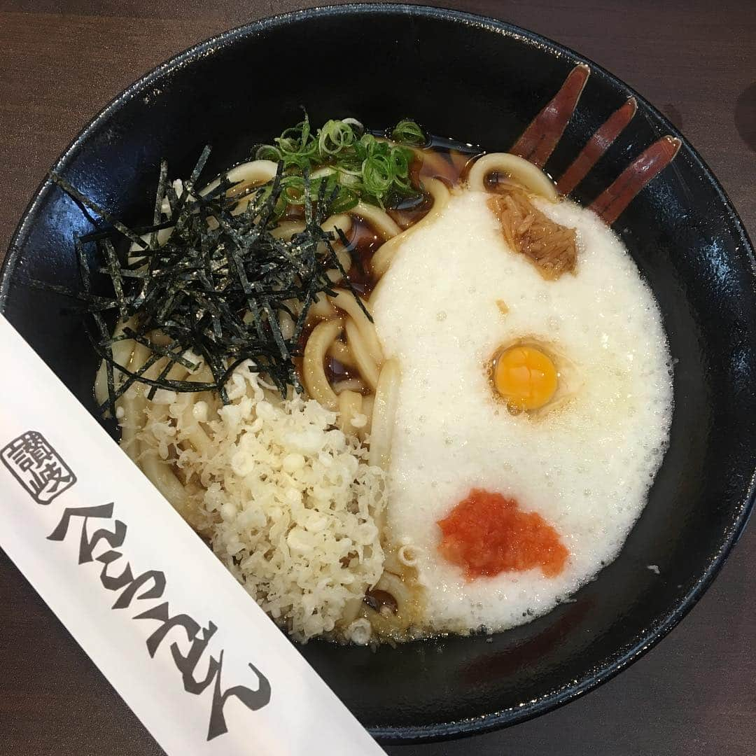 岡山グルメ de ランチのインスタグラム：「・ お仕事で真備へ行った時の 初「へんこつうどん」！！ しっかりコシのある力強い麺 とろろぶっかけ、とっても美味しかったです✨ ・ お客さんで賑わう店内には 建設関係の職人さんや ボランティアの方がいっぱい 真備復興のために力を尽くされる方々と その方々を支えていらっしゃるお店なのだなと 胸が熱くなりました。 ・ 被災地の現状を知ることも力になるはず そして、私もできることをする！ ・ #へんこつうどん #がんばろう真備 #できる人ができる時にできる事をする」