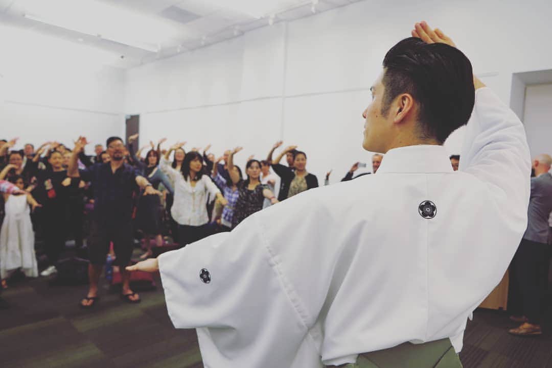 梅川壱ノ介（舞踊家）のインスタグラム：「【ロサンゼルスでのワークショップ】  約１００名の参加者の皆さまと日本舞踊のワークショップでございました。  演目は《元禄花見踊》。 みんな、桜は好きなんですね！！とっても嬉しかったです！  #梅川壱ノ介 #日本舞踊 #ロサンゼルス #ワークショップ #ジャパンファンデーション #umekawaichinosuke #losangeles  #japanesetraditionaldance  #japanfoundation」