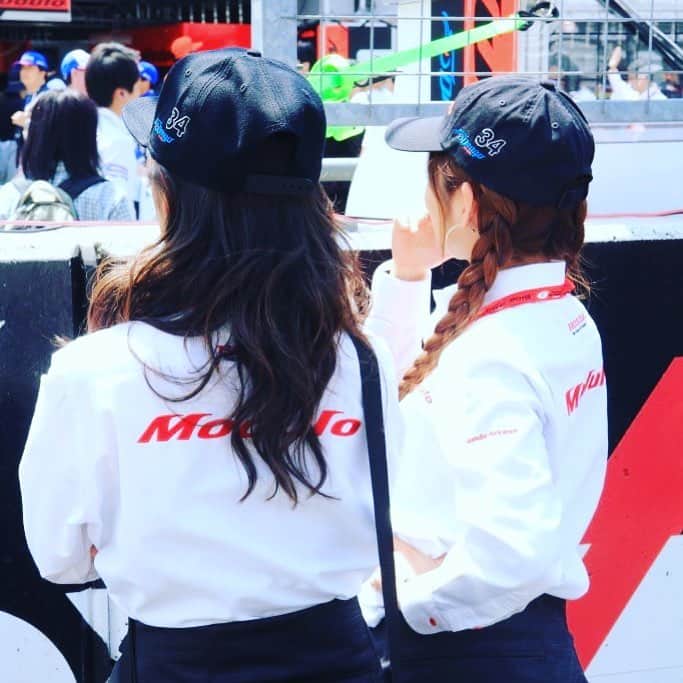 有馬綾香のインスタグラム：「後ろ姿。 #SGT #supergt #honda #rq #modulo #レース #スーパーgt #富士 #富士スピードウェイ #コントローラー #キャップ #白シャツ #この時とんでもなく楽しかった」