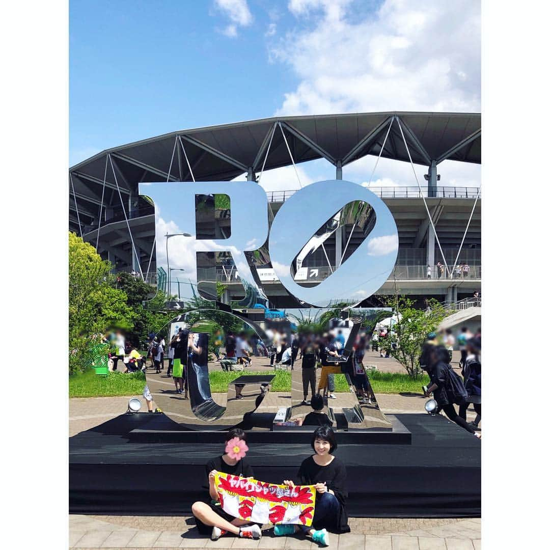 土屋香織さんのインスタグラム写真 - (土屋香織Instagram)「𓆸. JAPAN JAM 2019 . T-shirts.  #こやT / @creep_hyp  Denim.  @gap  Shoes.  @newbalance . GW最終日は #JAPANJAM2019 🎸 . 雨にも降られることなく 1日楽しめました♡ . ༶ #myhairisbad  え、何ですかあの イケメンすぎるVo. #椎木知仁 さんは🥰 お顔存じ上げてなかったので かっこよすぎてびっくりして釘付けでした💕笑 女の子達きゃーきゃー言ってました笑 曲も切ない🥺 . ༶ #ヤバイTシャツ屋さん  こやT着て参戦♪ みんなノリノリでハイタッチしてたり面白すぎた🤚 押されて転んで助けてくれたお姉さん達ありがとう💕 残り4秒超ギリギリまで曲詰め込んでくれるサービス精神✨ほんと好き😆こやまさんは笑うと猫っぽいです🐈 . ༶ #クリープハイプ 開場直後すでにTシャツ売り切れ😭 でもロンT買えたのでお着替え。 生で観るの初めて♡ やっぱりクリープハイプの曲好き。  #二十九三十 がじーんと🥺 単独のライブも行きたいな🎸 この日1番人いたんじゃない？って位さすがの会場の入りでした👏🔞な内容だけど笑 . ༶ #UVERworld  クリープ終わった途端うっかり流されて出られなくなりそのまま待ちました😂潰されそうで助け出してもらおうかと思ったけどいい感じに柵の近くへ🙌人が凄すぎてもう自動的に身体がジャンプ😂笑 力強くてカッコよくて主張系。若い子が好きそうな感じですね✨ . 予定外に体力奪われ笑 ここで撤収ー 楽しかったから またなんかフェス行きたい❣️ . 千葉市協賛のこのフェス。 来年も来よう♪ . . . #jj2019 #japanjam  #kanaboon #マイヘア #creephyp #ヤバT #邦ロック好きな人と繋がりたい」5月6日 23時19分 - kaorintsuchiya