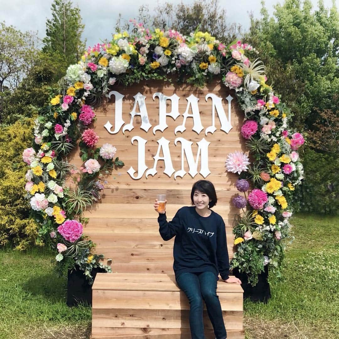 土屋香織さんのインスタグラム写真 - (土屋香織Instagram)「𓆸. JAPAN JAM 2019 . T-shirts.  #こやT / @creep_hyp  Denim.  @gap  Shoes.  @newbalance . GW最終日は #JAPANJAM2019 🎸 . 雨にも降られることなく 1日楽しめました♡ . ༶ #myhairisbad  え、何ですかあの イケメンすぎるVo. #椎木知仁 さんは🥰 お顔存じ上げてなかったので かっこよすぎてびっくりして釘付けでした💕笑 女の子達きゃーきゃー言ってました笑 曲も切ない🥺 . ༶ #ヤバイTシャツ屋さん  こやT着て参戦♪ みんなノリノリでハイタッチしてたり面白すぎた🤚 押されて転んで助けてくれたお姉さん達ありがとう💕 残り4秒超ギリギリまで曲詰め込んでくれるサービス精神✨ほんと好き😆こやまさんは笑うと猫っぽいです🐈 . ༶ #クリープハイプ 開場直後すでにTシャツ売り切れ😭 でもロンT買えたのでお着替え。 生で観るの初めて♡ やっぱりクリープハイプの曲好き。  #二十九三十 がじーんと🥺 単独のライブも行きたいな🎸 この日1番人いたんじゃない？って位さすがの会場の入りでした👏🔞な内容だけど笑 . ༶ #UVERworld  クリープ終わった途端うっかり流されて出られなくなりそのまま待ちました😂潰されそうで助け出してもらおうかと思ったけどいい感じに柵の近くへ🙌人が凄すぎてもう自動的に身体がジャンプ😂笑 力強くてカッコよくて主張系。若い子が好きそうな感じですね✨ . 予定外に体力奪われ笑 ここで撤収ー 楽しかったから またなんかフェス行きたい❣️ . 千葉市協賛のこのフェス。 来年も来よう♪ . . . #jj2019 #japanjam  #kanaboon #マイヘア #creephyp #ヤバT #邦ロック好きな人と繋がりたい」5月6日 23時19分 - kaorintsuchiya