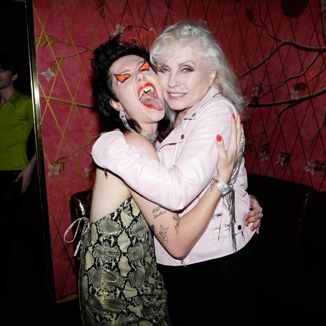 グッチさんのインスタグラム写真 - (グッチInstagram)「Debbie Harry from @blondieofficial and @alienzarereal at the @guccibeauty party in New York to celebrate the launch of the new lipstick collections created by @alessandro_michele, the first debut of Gucci Makeup. Discover more through link in bio or on @guccibeauty. Photo by @bradelterman. #GucciBeautyNetwork #AlessandroMichele #GucciBeauty」5月6日 23時19分 - gucci