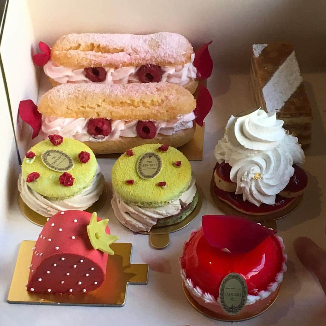 lululukululuさんのインスタグラム写真 - (lululukululuInstagram)「ケーキ🍰とマカロン 今日は家族が集まりました🥰 #ケーキ#マカロン#ラデュレ#ゴールデンウィーク最後の日#家族の日」5月6日 23時30分 - tajitajicat