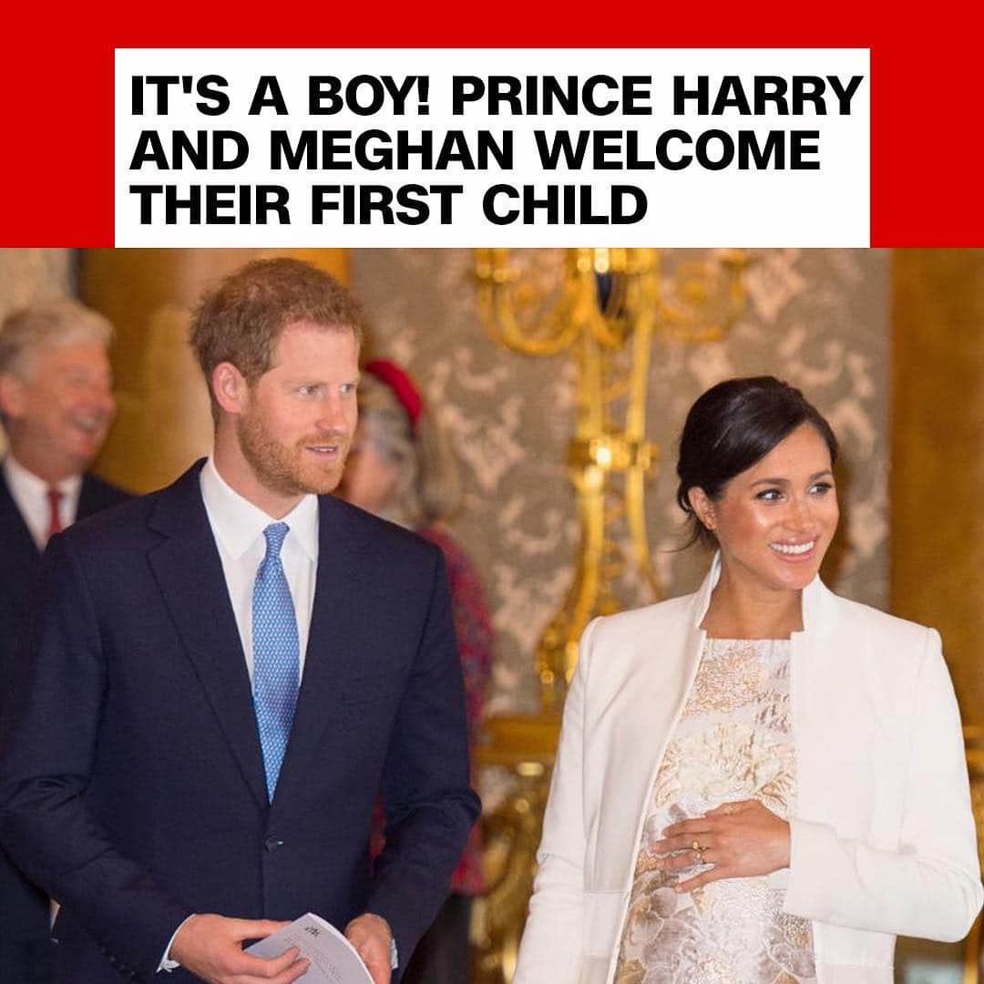 CNNさんのインスタグラム写真 - (CNNInstagram)「Meghan, Duchess of Sussex, just gave birth to a baby boy. The Duchess and #royalbaby are both healthy and well, the couple said in an Instagram post. The baby, whose name hadn't been released, arrived Monday morning, weighing 7 pounds, 3 ounces. He is seventh in line to the British throne. (📸:Dominic Lipinski/AFP/Getty Images/@sussexroyal)」5月6日 23時25分 - cnn