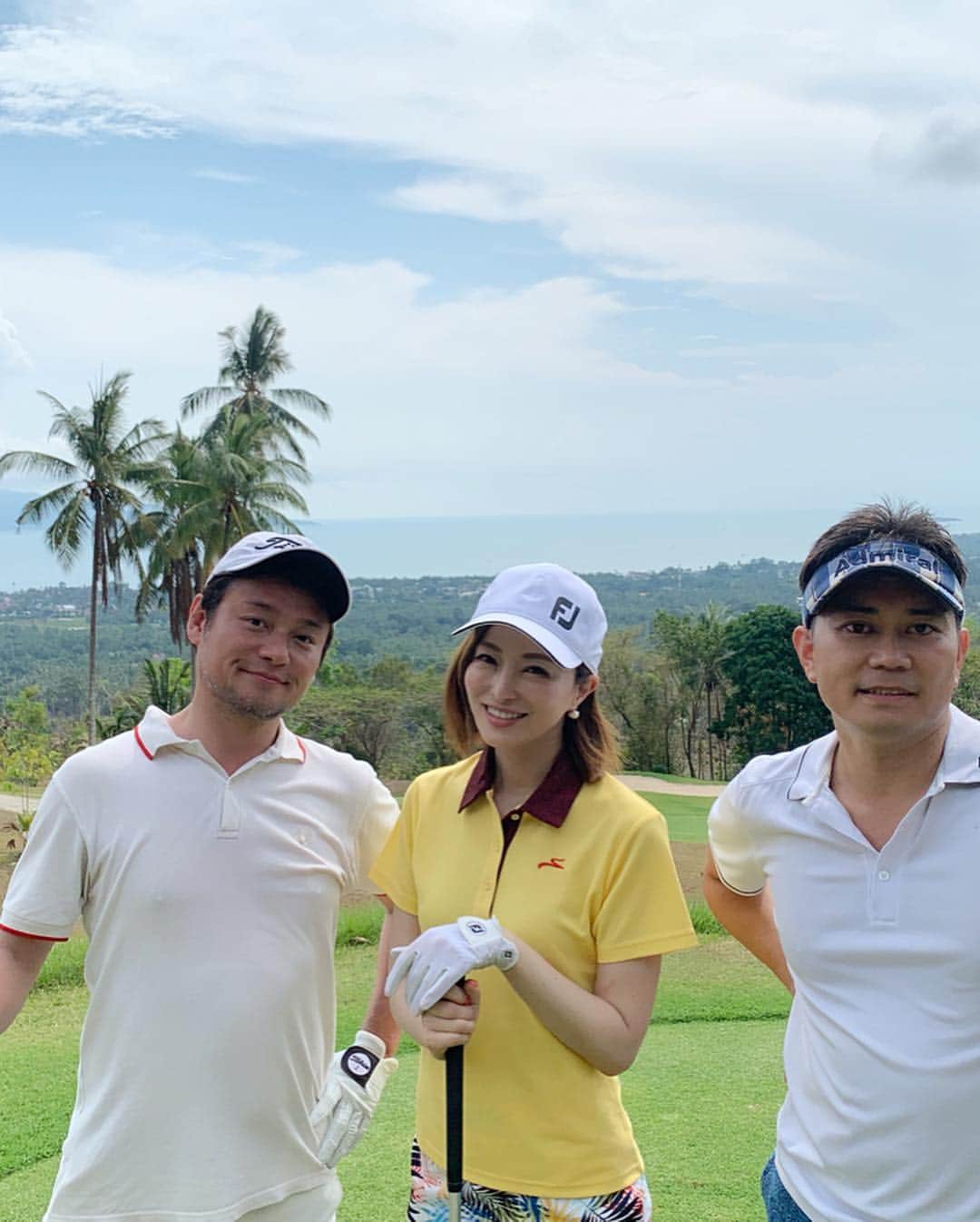 戸田さと美さんのインスタグラム写真 - (戸田さと美Instagram)「サムイ島にて、急遽ゴルフ⛳️ ウエアも現地調達。  きっと色落ちするであろうmade in bangkokのウエアが以外に動きやすく、 自己ベストの102で回り終えました‼️ 100切りまであと少し‼️ ゴルフ天国🏌️‍♀️バンコクで力をつけて日本に🇯🇵帰るぞ‼️ 石山さんにも久々会えて嬉しいな。 . . #バンコク #bangkok #バンコク生活 #バンコクライフ #バンコク美容#バンコク美容室#beauty #バンコク暮らし #バンコク子育て  #ママ#ママライフ #海外移住 #海外移住シングルマザー #シングルマザー#シングルマザーの子育て #タイ在住#タイ駐在 #バンコク旅行 #ゴルフ#golf#ゴルフ女子 巡り #バンコク駐在妻 #バンコク駐妻 #サムイ島#kosamui」5月6日 14時32分 - satomitoda