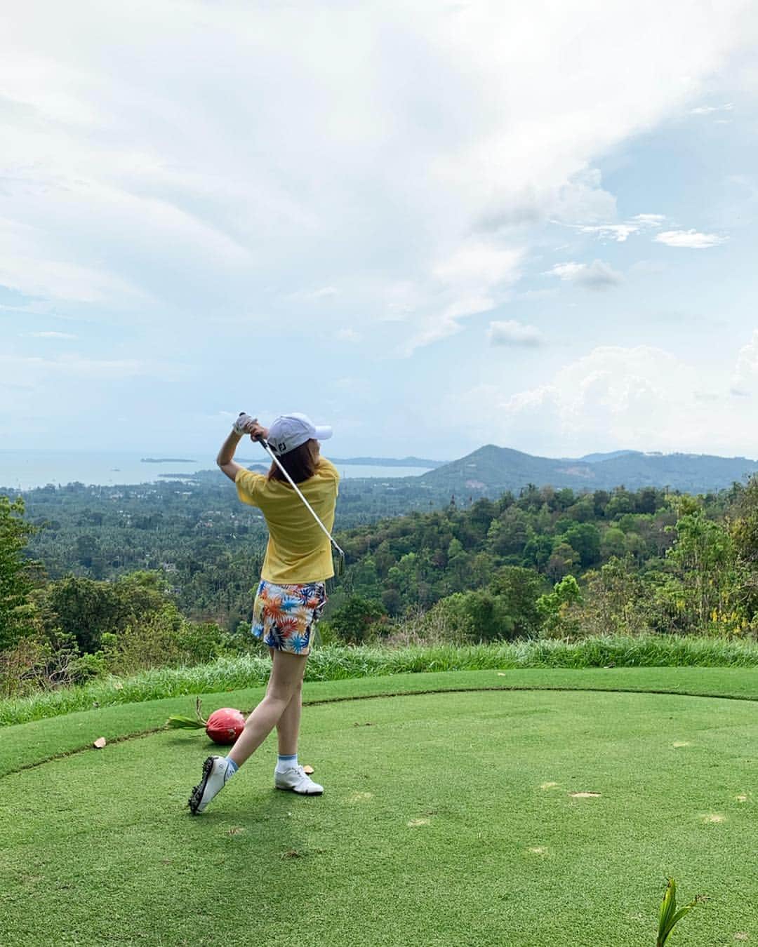 のインスタグラム：「サムイ島にて、急遽ゴルフ⛳️ ウエアも現地調達。  きっと色落ちするであろうmade in bangkokのウエアが以外に動きやすく、 自己ベストの102で回り終えました‼️ 100切りまであと少し‼️ ゴルフ天国🏌️‍♀️バンコクで力をつけて日本に🇯🇵帰るぞ‼️ 石山さんにも久々会えて嬉しいな。 . . #バンコク #bangkok #バンコク生活 #バンコクライフ #バンコク美容#バンコク美容室#beauty #バンコク暮らし #バンコク子育て  #ママ#ママライフ #海外移住 #海外移住シングルマザー #シングルマザー#シングルマザーの子育て #タイ在住#タイ駐在 #バンコク旅行 #ゴルフ#golf#ゴルフ女子 巡り #バンコク駐在妻 #バンコク駐妻 #サムイ島#kosamui」