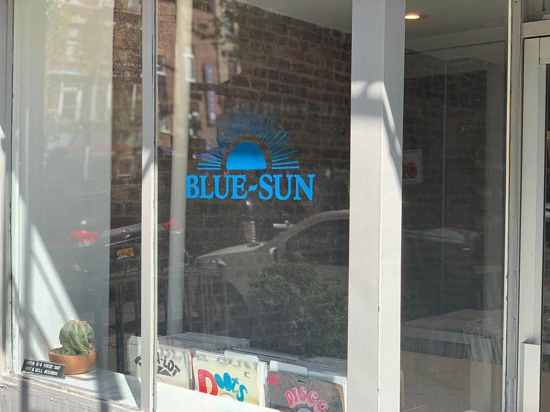 GROW AROUNDさんのインスタグラム写真 - (GROW AROUNDInstagram)「#growaroundnewarrivals  Blue sun 🌞 Brooklyn WilliamsburgにSHOPを構えるBlue sun 去年OPENしたRECORD SHOPでオリジナルがシンプルでかっこいいです👍」5月6日 14時36分 - growaround
