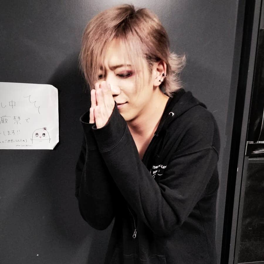 Chiyu のインスタグラム：「CHIYU3ヶ月連続開催マンスリー企画 〜2ndミニアルバムを小出しにしかできないけどライブやっちゃいます！ 【日程】5/31(金) 【会場】新宿FATE 【料金】¥3,800 【時間】18:45/19:30 【チケット】一般 5/4  10:00〜 ↑の予定でしたがちょっとこちらの手違いでもう少々お待ちください。 すまねぇ(>_<)」