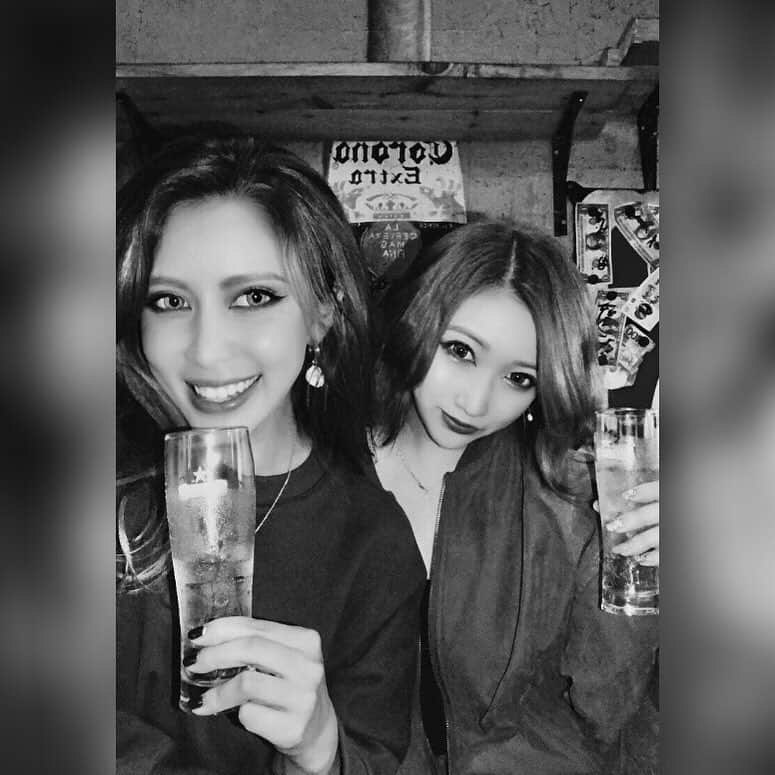 JURIのインスタグラム：「・ Bestie yoko...♥️ 10代はこの子とばっかいた🙋‍♀️ 今では3児のままがんばってる👶🍼 ・ ・ gwおわってしまうーーー。 あっとゆうまやんけ。 ・ #bestie#friend#love #高校時代#DE部#でぶ友 #部長#は学年下の子#勝手に決めてた #すれちがいざま#隠れて一礼 #懐かしい#思い出 #横浜#町田#jamijami #大好き」