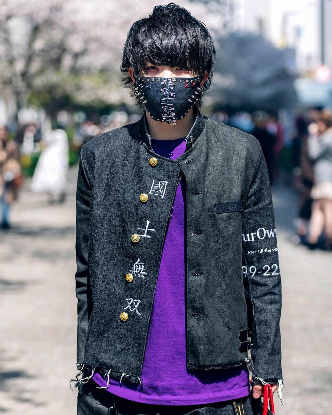 Harajuku Japanさんのインスタグラム写真 - (Harajuku JapanInstagram)「18-year-old Japanese fashion students Nasu (@nasu_kuua) and Tatsuya (@tt_929_tt) on the street in Tokyo wearing handmade and remake styles including face masks, mandarin collar denim jackets, embroidered pants, painted shoes, and painted bags.」5月6日 14時44分 - tokyofashion