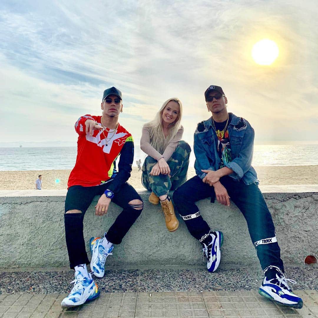 Nika Kljunのインスタグラム：「They brought me to the same beach I taught at 7 years ago. 🌊🌞 I got so emotional. So much happened in 7 years. Same Nika, but with so much more knowledge I’ve gained from journey after journey. It was a true full circle moment. Truly beautiful...it took my breath away. 🙏🏼☺️ #GratefulForTheseMoments . THANK YOU THANK YOU to everyone who came to Santiago & Viña Del Mar to dance with me this weekend. My heart is SO HAPPY & FULL! 🧡🧡🧡 You really neveeer disappoint! Hungry to learn, hungry to dance... I’m beyond proud of you all! I’ve seen the dance community grow in Chile with my own eyes and that makes me smileee! . @raulpower & @gabopower - maaa boyzzz 💣💣💣💣 You two have big hearts and that’s why you’ll always have my support in dance and music! . You two are making such a huge impact on your country - you are beautiful role models to sooo many. They say that one of the highest humans acts is to inspire & you guys do that every day. 🙏🏻💪🏻 #YouHaveAllMyRespect ❤️ . Thank you for having me again at your @powerperaltadancestudio and at your new location #powerperaltaviña too 🙏🏼🥰 it was nothing short of an INCREDIBLE TIME! . Till next time, Chile! 😘😘😘 love forever... . #twingoals #greatsouls #happyme #chilewasdancing #danceforlife #nikakljun #choreographer #workshops #powerperalta #ppfamily #alwaysgrateful #iloveyouchile」
