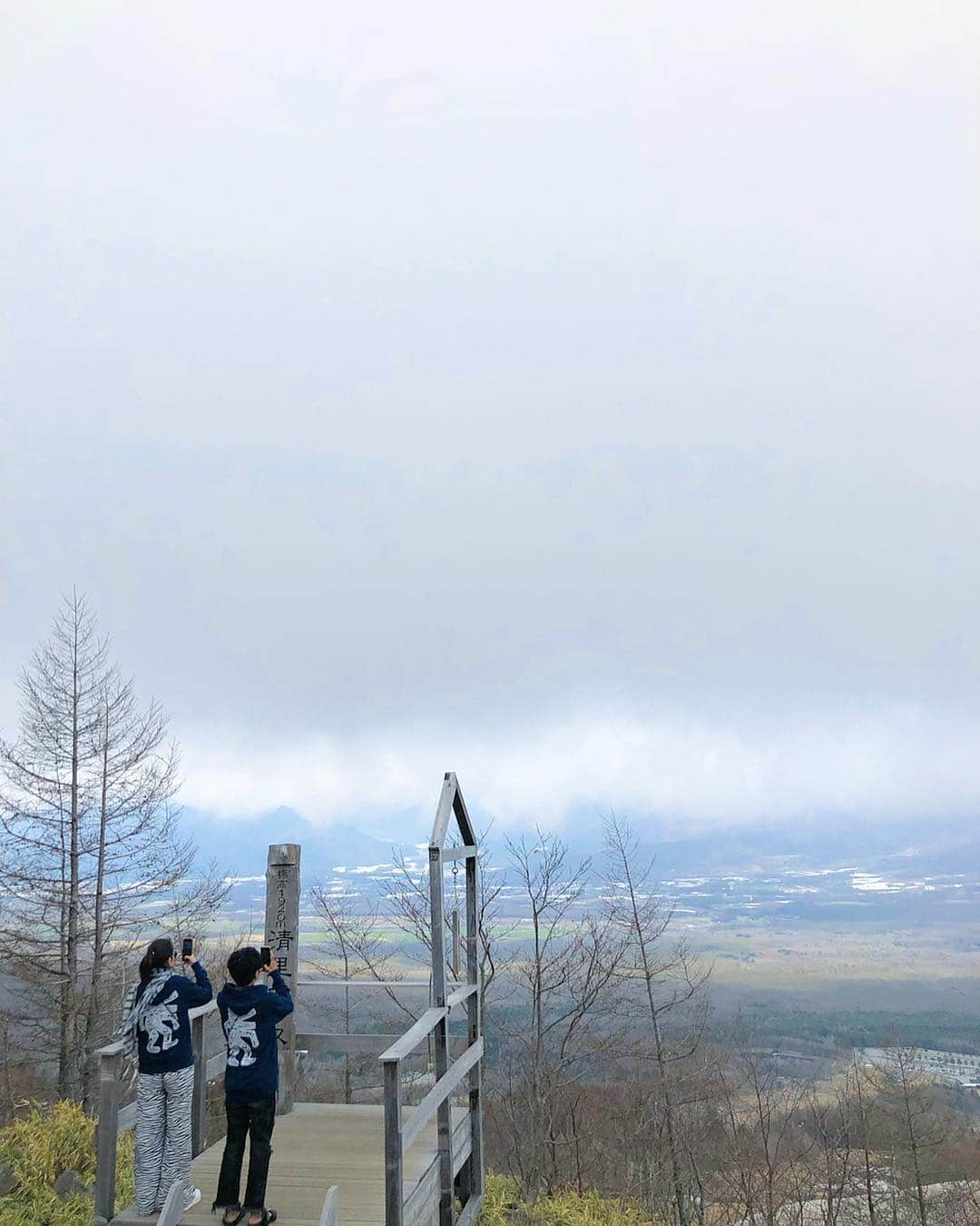 大森美知さんのインスタグラム写真 - (大森美知Instagram)「澄んだ空気の清里テラス🏔 奈良と大森劇場 #ペアルックデート 編 #20年の付き合い #奈良裕也 #大森みち #いつも茶番劇 #キースへリング #おそろコーデ」5月6日 15時11分 - michi_oomori_official