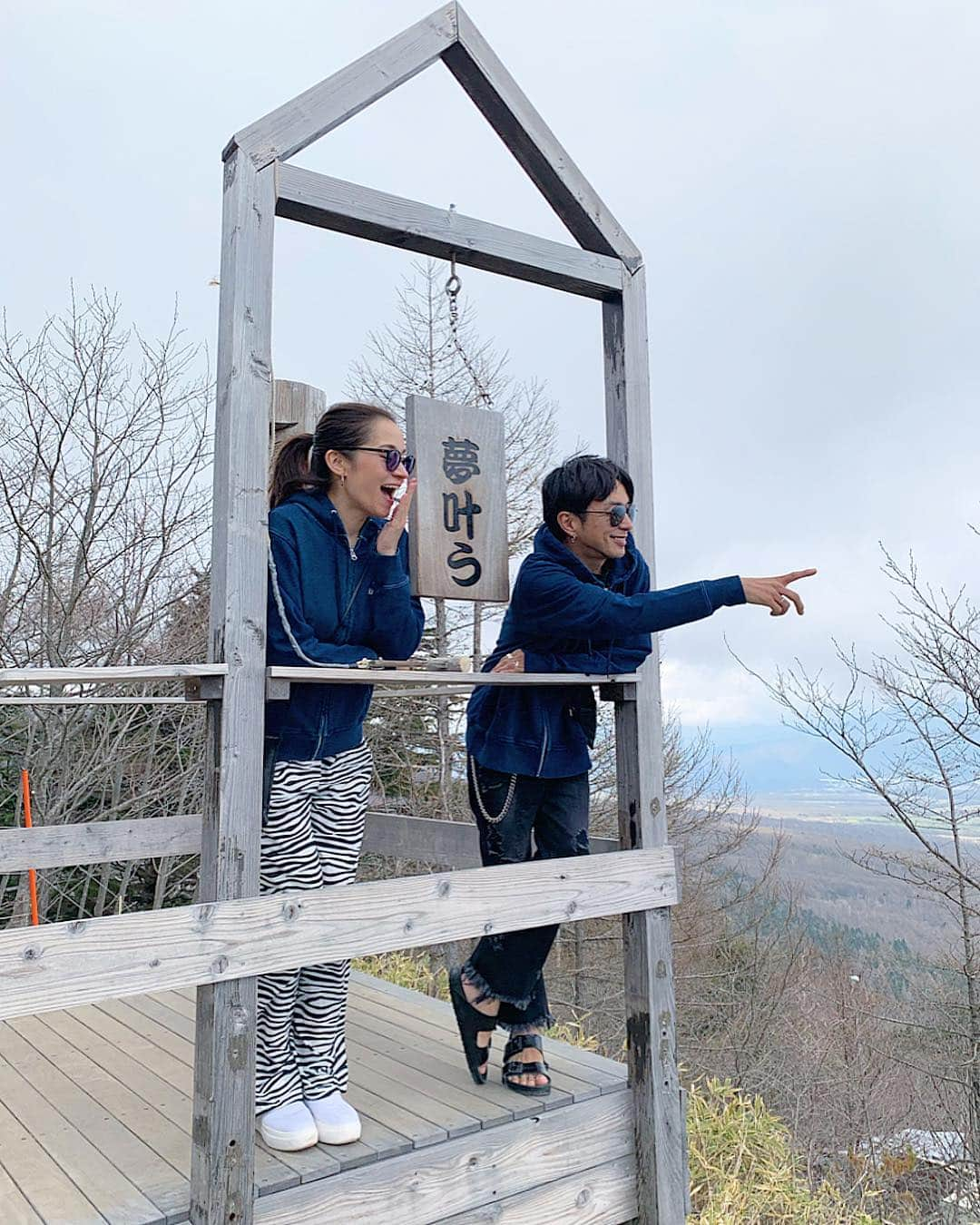 大森美知さんのインスタグラム写真 - (大森美知Instagram)「澄んだ空気の清里テラス🏔 奈良と大森劇場 #ペアルックデート 編 #20年の付き合い #奈良裕也 #大森みち #いつも茶番劇 #キースへリング #おそろコーデ」5月6日 15時11分 - michi_oomori_official