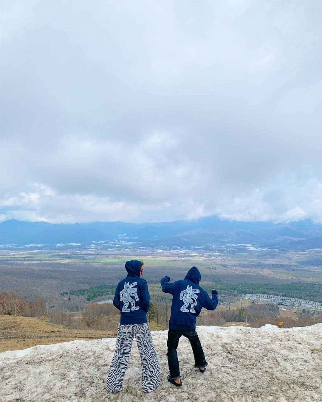 大森美知さんのインスタグラム写真 - (大森美知Instagram)「澄んだ空気の清里テラス🏔 奈良と大森劇場 #ペアルックデート 編 #20年の付き合い #奈良裕也 #大森みち #いつも茶番劇 #キースへリング #おそろコーデ」5月6日 15時11分 - michi_oomori_official