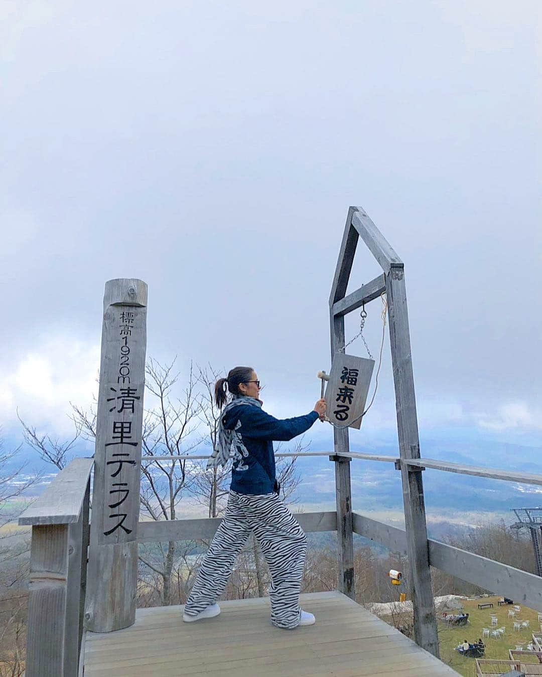 大森美知さんのインスタグラム写真 - (大森美知Instagram)「澄んだ空気の清里テラス🏔 奈良と大森劇場 #ペアルックデート 編 #20年の付き合い #奈良裕也 #大森みち #いつも茶番劇 #キースへリング #おそろコーデ」5月6日 15時11分 - michi_oomori_official