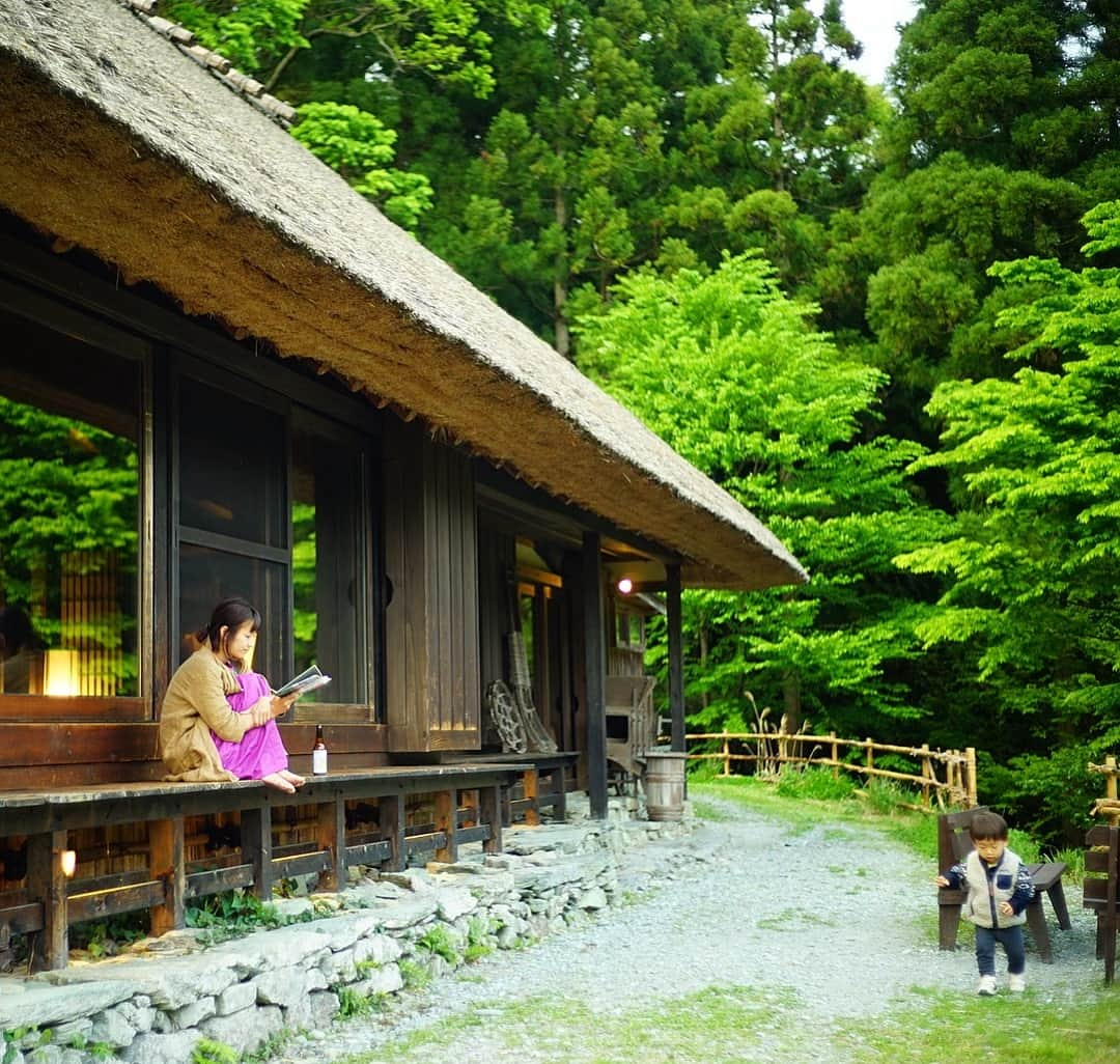 前田有紀さんのインスタグラム写真 - (前田有紀Instagram)「「話をする、本を読む、酒を飲む。 いつもはできない普通のこと」 ・ 祖谷の山道をひたすら走ったあとにたどり着いたのは、築三百年の茅葺き屋根の古民家。アレックス・カーの愛した原風景が残る特別な場所。今回は思い切って宿泊してみた。 ・ 息子がタンポポの綿毛を探している間、夫は写真とビール、わたしはとことん読書にふけった。私たちは慌ただしい毎日でこんな普通のことがなかなかできなくて、こんな普通のことがしたかったんだ。 周りを散歩していると、村の人たちが山のこと、暮らしのこと、昔のこと。たくさん話して聞かせてくれた。時代が変わって変わることはたくさんあるけど、この場所やここの暮らしが何年先も、何十年先も残していけますように。 ・ #徳島旅 #徳島 #祖谷  #古民家 #古民家ステイ」5月6日 15時11分 - yukimaeda0117