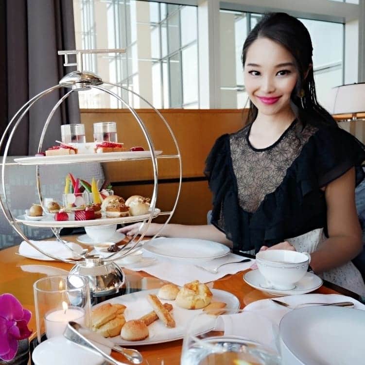 Miyu Toyonagaのインスタグラム：「Can't think of a better way  to spend on Sunday, spoil myself with ☕🍰 at #ritzcalton @ritzcarltontokyo  ゴールデンウィーク最終日🙌  久々のアフタヌーンへ。  友人 @yuukisahara と時間はいつもあっという間💖  コーデは久しぶりにガーリーな感じでまとめてみました😊  ３枚目に全身のコーデも載せました➡️ One pieace: @chicwish Jewelry: @bulgariofficial  Shoes: @dianashoespress」
