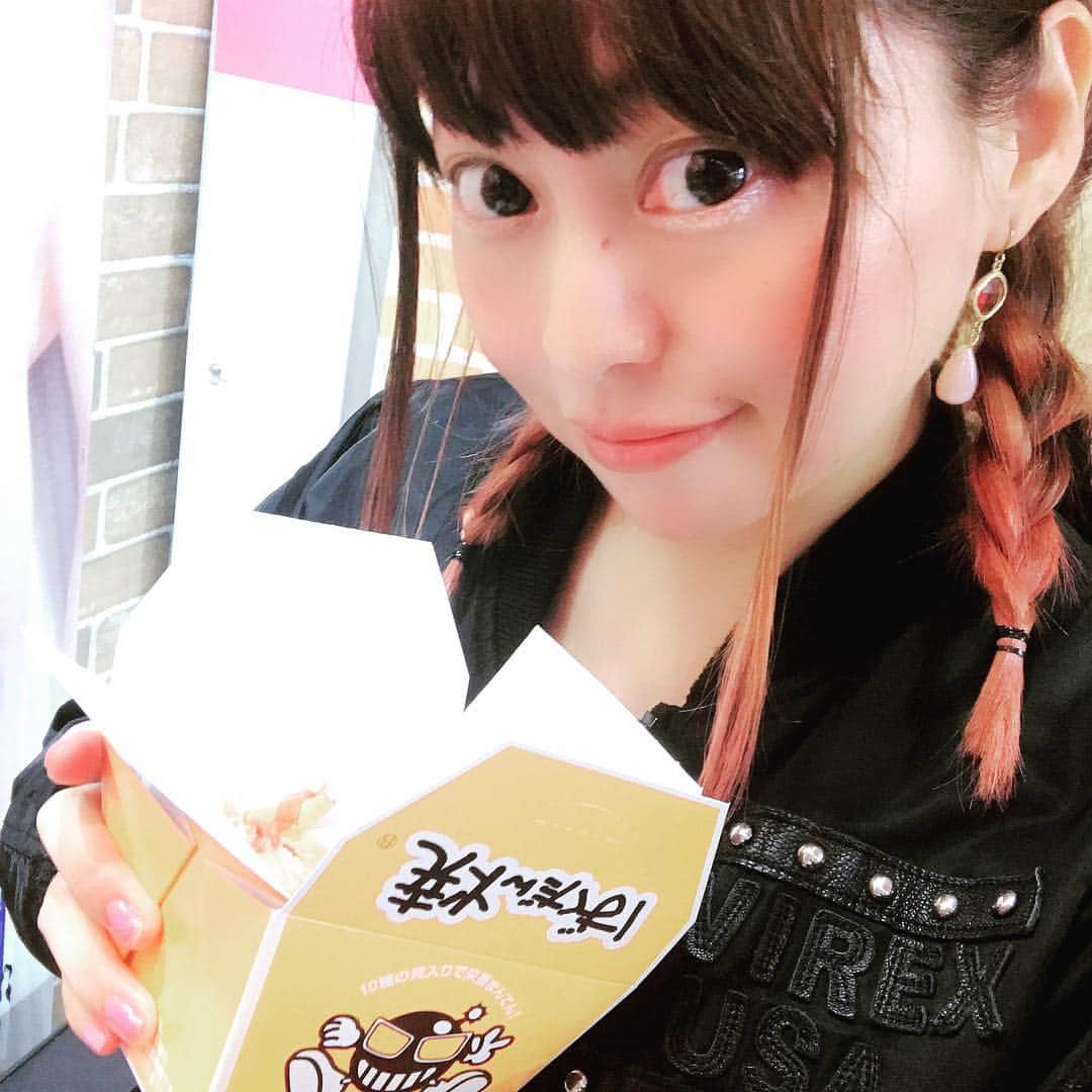 正田美里（みさみさ）さんのインスタグラム写真 - (正田美里（みさみさ）Instagram)「この間のVARBOXのトーナメントのとき、前から気になってた #ばくだん焼 食べてみた✨ とにかくデカかった！！（笑） 美味しかったよ〜〜✨ #ばくだん焼 #デカイ #たこ焼き」5月6日 15時12分 - misamisaupiupi