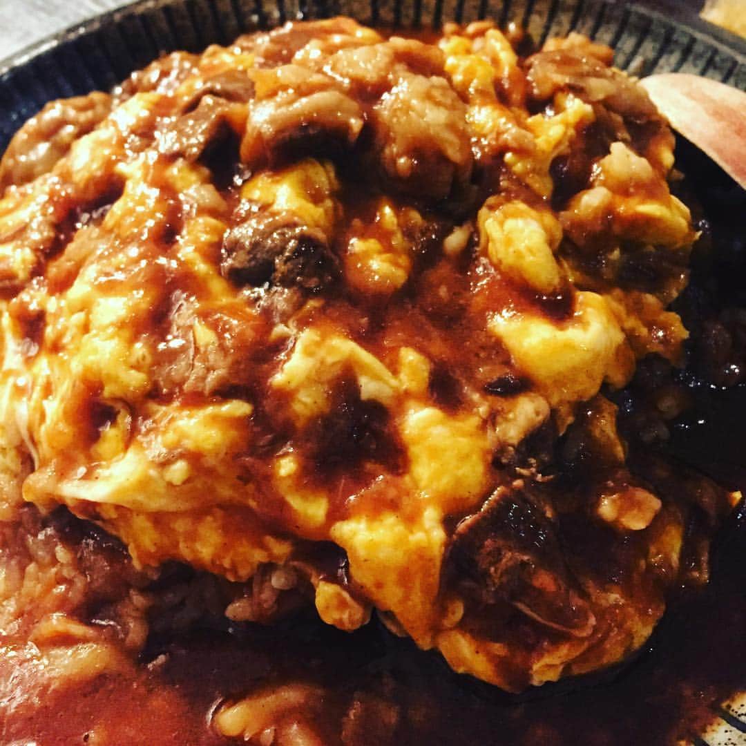 のインスタグラム：「今日の賄いはオムハヤシ 熱々を、いただきまーす！ 今日もたくさんのご来店ありがとうございました。 動き回ってお腹ペコペコ😅 明日もランチから営業してますよー！ #イーマ#花椿#個室#梅田#大阪#和食#instagood #instafood #photographer #osaka#居酒屋#宴会#ブライダル#記念日#ハイボール#赤玉パンチ#日本酒#日本酒好き#女子会#美味しい賄い#SAKE#米活#宇和島鯛めし#自然薯#秋#いいね👍」