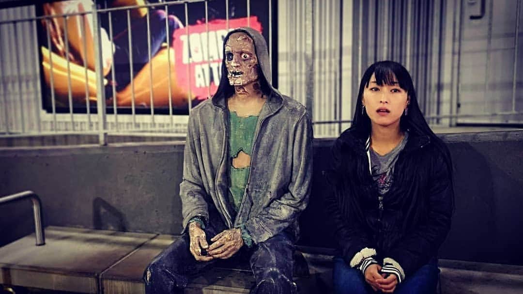のインスタグラム：「Haha  Please caption these photos😂 笑笑 ４コマ的な。いや4コマ以上あるわw セリフつけてくださいw  ゾンビはこわいけど、 姉が私が演ったとは知らずに、大泉洋さん主演の映画『アイアムアヒーロー』を観て「ものすごい軟体のゾンビが怖すぎたから一人でその先が観れなくなった、一緒に見てくれ」と言われて、「その怖すぎるゾンビ、私だよ」というべきか、そのまま怖いことにしておくべきか  #zombie #zombiebus #busstop #whoisthis #dayoff #captionideas #caption_photo #captionplease #笑 #ぞんび #ゾンビ映画 #アイアムアヒーロー #てっこ #勢いで #セリフつけて #ただ遊んでるだけ #4コマ #ゾキュン」