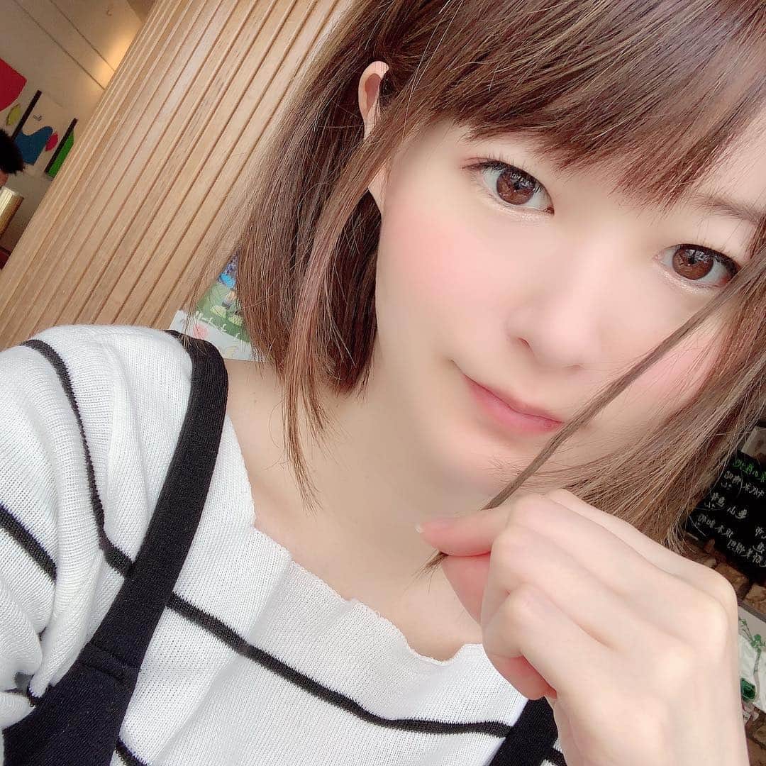 しほの涼のインスタグラム：「GW最終日㊗️遊び疲れた人も、お仕事だった人もお疲れ様でした💕 私は昨日とっても嬉しい事がありました😌 4年ほど前にとっても絵が上手な知人に、ふとTwitterで絵を公開してみたら?と言ったんです。そして今その知人は何万人ものフォロワーさんがいるんですって😌💕 それをね、私のおかげですって伝えに来てくれたの。私は人にアドバイス出来るような人間じゃないのに、そんなドラマみたいな事が起きるんだって凄く嬉しくなりました。 私のおかげじゃないよ、あなたの実力❣️ でもでもでも、私もとっても嬉しかった。 伝えに来てくれてありがとうね😌💕 幸せなゴールデンウィークでした🥰 #夢は叶う #夢への一歩 #ありがとう #gw10連休 #妊娠8ヶ月 #妊婦 #妊娠30週 #30w0d #令和ベイビー #令和ベビー #プレママ #初産 #1stbaby #pregnant #pregnancy #女の子ママ #アディクシーカラー #ハイライトカラー #ボブ #ボブヘアー #春メイク #ピンクシャドウ #dholic #自撮り」