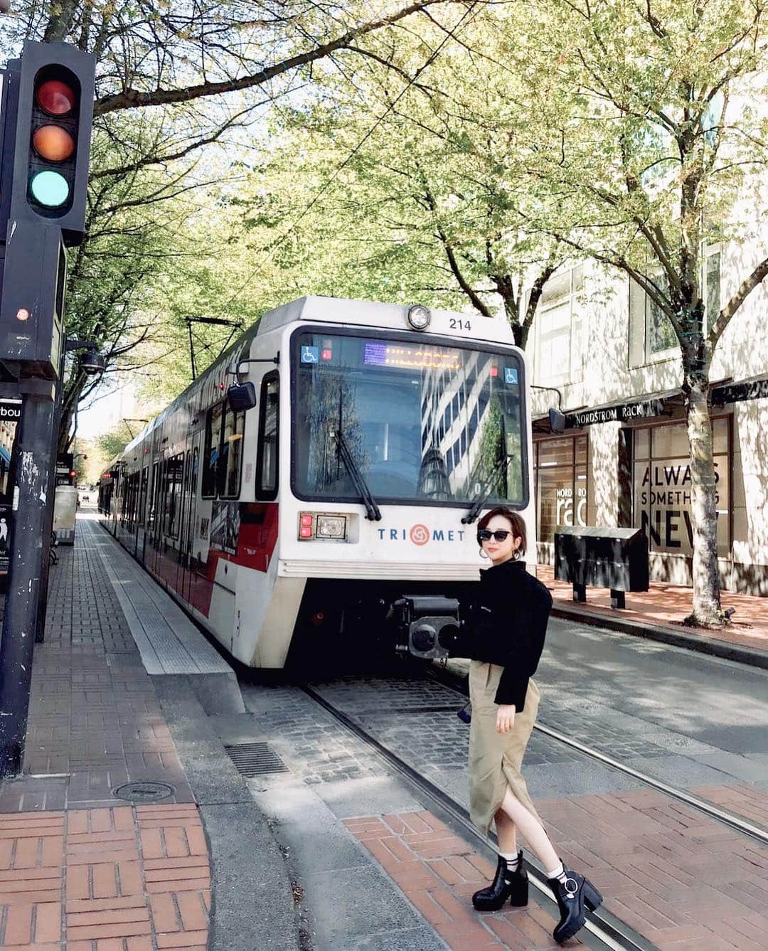 のインスタグラム：「街の路上道路に車と電車が行ったり来たり🚃⇆🚗 ここは地元の鹿児島と似てる。笑 ・ コーデは outer→ カルバン・クライン @calvinklein  tops→SLY @sly_official  skirt→古着 shoes→ZARA @zara  porch→ @shoplist_official  #code #oregon #america #オレゴン#ポートランド#portland#ootd#鹿児島#kagoshima#やまななtrip#tabi#trip#アメリカ#旅行コーデ」