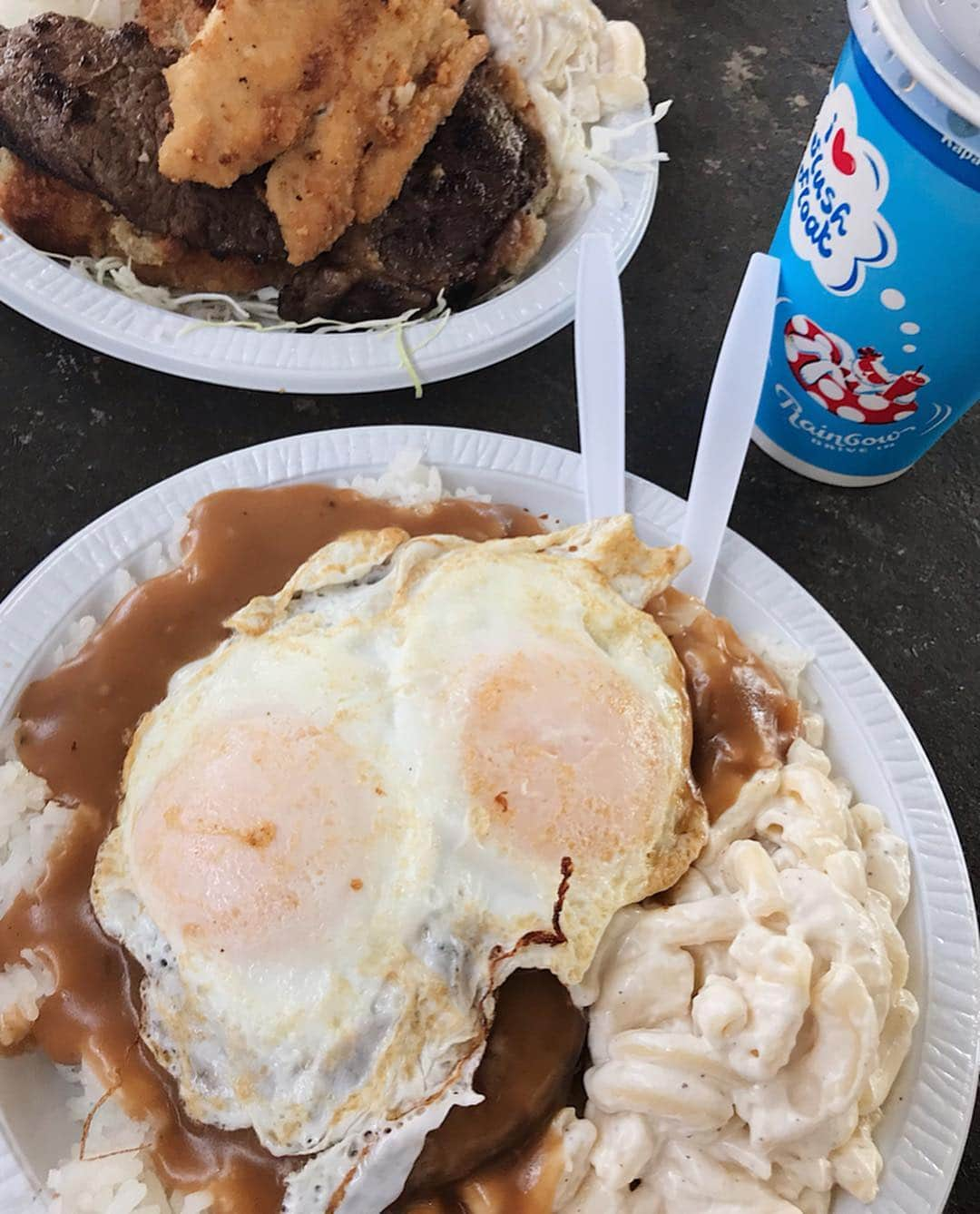 佐々木彩乃さんのインスタグラム写真 - (佐々木彩乃Instagram)「It was heavy for breakfast🤷‍♀️ ロコモコプレートとミックスプレート🌈 #hawaii #ハワイ #waikiki #rainbowdrivein」5月6日 15時38分 - ayano__sasaki