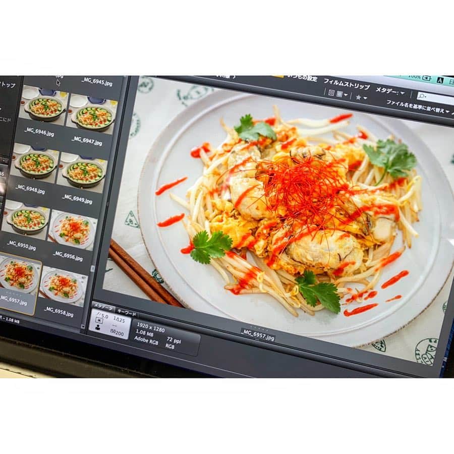 中村明花さんのインスタグラム写真 - (中村明花Instagram)「. 只今【BRUNOホットプレートBOOK】が発売中です☺︎﻿ ﻿ 11pもいただき、普段使いからパーティーにも使えるタイ料理を8品、そして番外編でトルコ料理を1品紹介しています🇹🇭🇹🇷﻿ ﻿ タイ生活やトルコ生活で食べた味を、日本で買える調味料で日本人の口にも合うレシピで考えて作りました。﻿ ﻿ 他にも毎日のごはんがイベントになるレシピが沢山掲載されています❁﻿ ﻿ 是非ご覧ください(*´꒳`*)﻿ ﻿ ﻿ #トムヤムクンしゃぶしゃぶ﻿ #カオマンガイ﻿ #エビトースト﻿ #グリーンカレー﻿ #ゲェーンカレー﻿ #パッタイ﻿ #オースワン﻿ #ロッティ﻿ #ドルマ﻿ #BRUNO 新作の #オーバルホットプレート﻿ #イベントメニュー #パーティーメニュー #イベントレシピ﻿ #パーティーレシピ」5月6日 15時42分 - sayaka_nakamura3