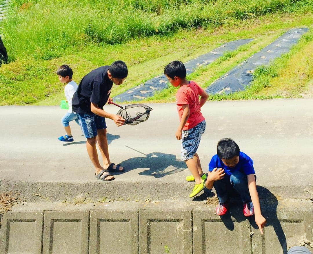 伴都美子さんのインスタグラム写真 - (伴都美子Instagram)「従兄弟ファミリーと遊んで、焼いて、 食べて、飲んで、幸せ三昧。  次男、バイクに興味津々。 * * * #10連休 #お疲れ様でした」5月6日 15時53分 - van._doasinfinity