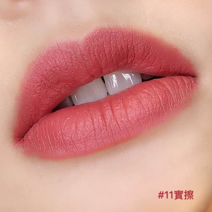Vogue Taiwan Officialさんのインスタグラム写真 - (Vogue Taiwan OfficialInstagram)「#VogueBeautyHot 以煙管褲為靈感，YSL奢華緞面絲絨唇膏，又暱稱小金條，幾個絕美色調幾乎要買都只能拿到欠貨單。2019年好消息來了，最熱賣的三款珊瑚色調，不僅補貨到，還有額外的量供還在觀望的粉絲收藏，往左滑看這三支美色>>> #ysllipstick #yslbeauty #ysl #唇膏 #唇彩 @yslbeauty」5月6日 15時57分 - voguetaiwan