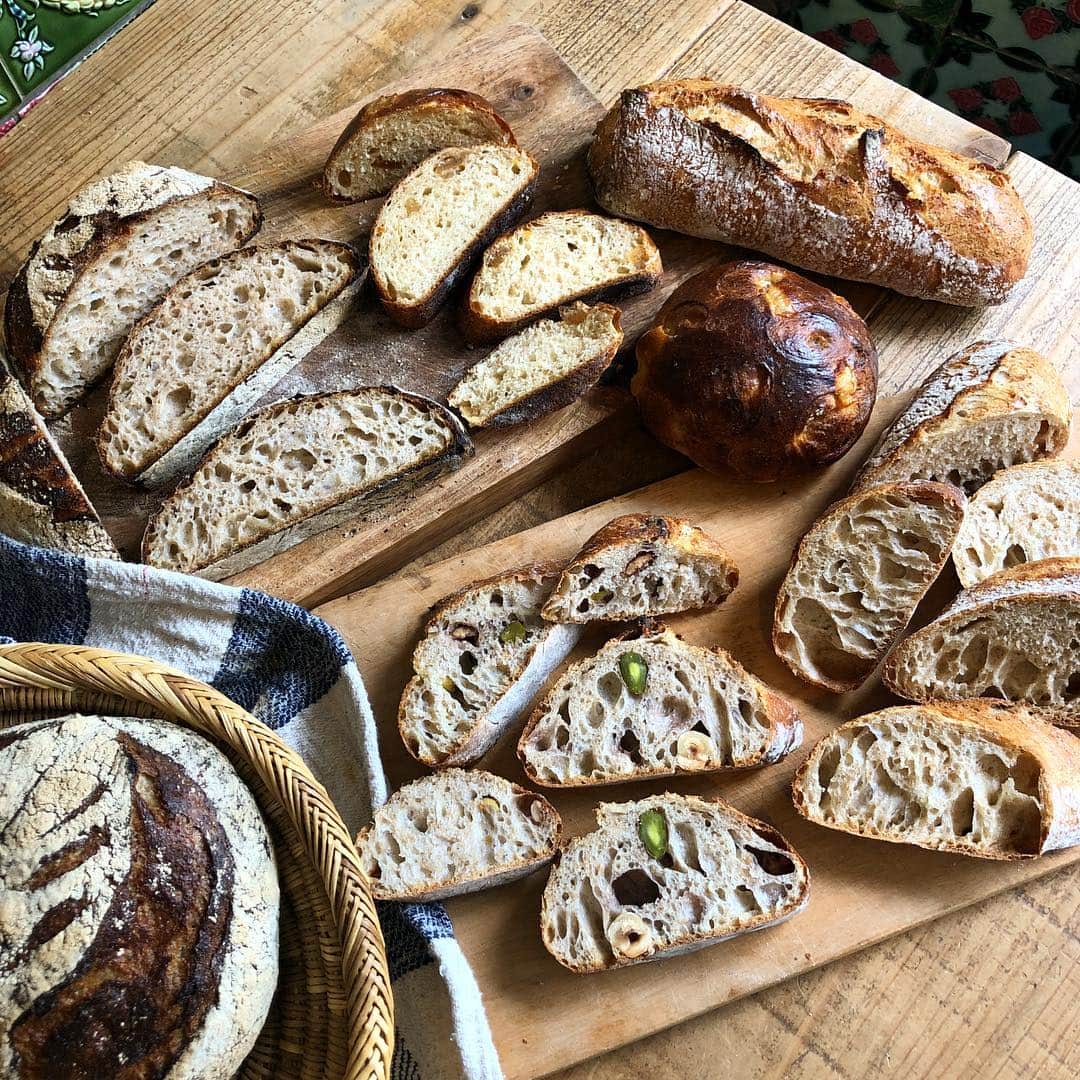 CHIPPRUSONのインスタグラム：「スペルト100バゲット🥖と、5種類の木の実が入ったナッツの塩バゲットが少し遅れて焼き上がりました。その他、レーズンメープルトップやお菓子パン類が少々残っております。今日は夕方17時頃までopenしているのでぜひお立ち寄りくださいませ🎵」