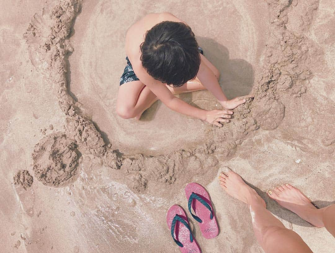 難波サキさんのインスタグラム写真 - (難波サキInstagram)「Sandy Boy🏝 まだまだ beach で 砂遊びが 好きな Jさんです。 砂遊びから 泥んこ遊びに😂 毎度 beach に 温泉作る（笑） 海水は 冷たいけど水着で ちょうどいいお天気。 #こどもの日 #beachside  #太陽さんさん #日焼けした #GWの〆 #夏感じた #jさん_日記」5月6日 16時08分 - sakinanba