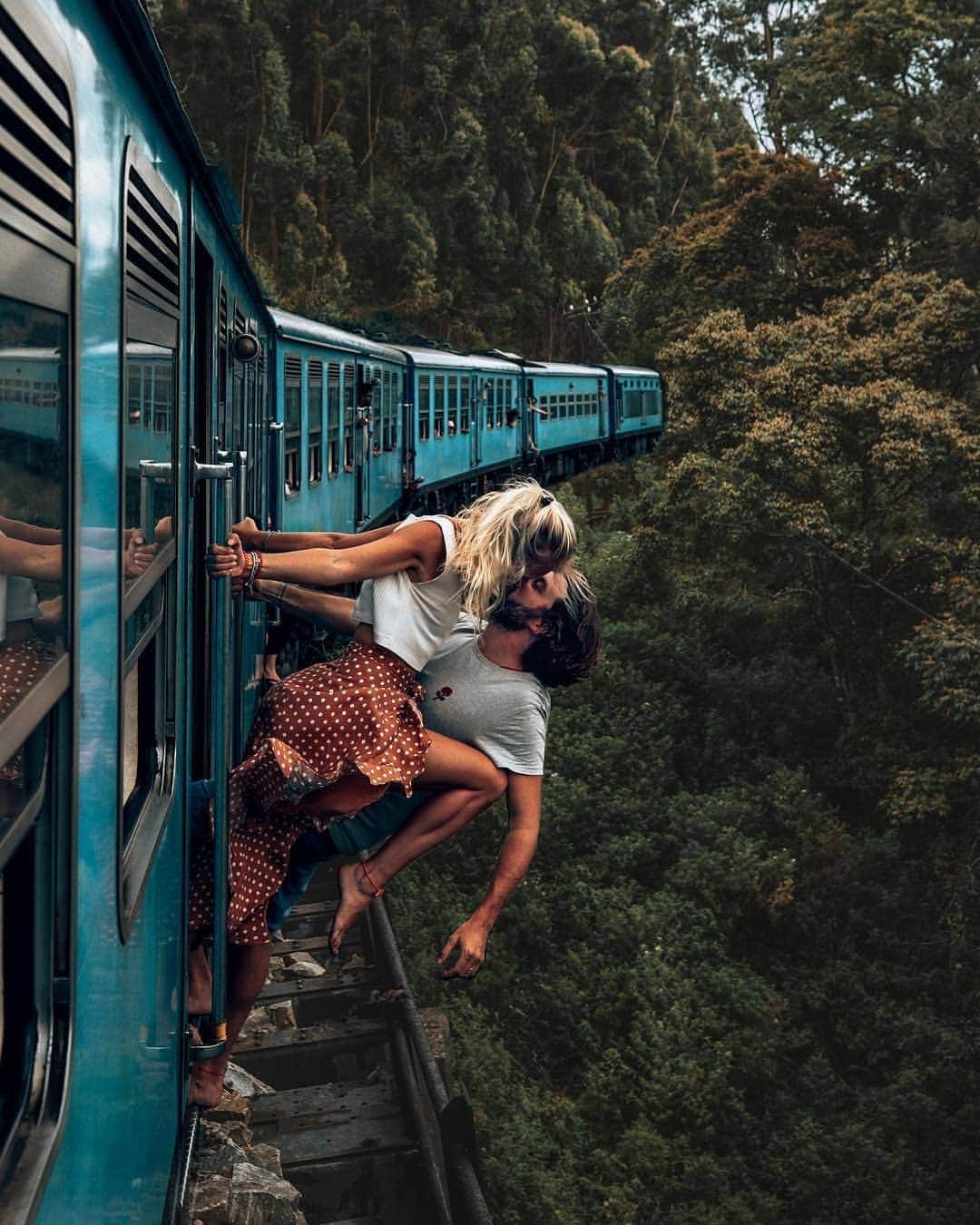 Discover Earthさんのインスタグラム写真 - (Discover EarthInstagram)「This incredible shot of a couple kissing while hanging from a train in Ella, Sri Lanka will surely be one for the books. So powerful ! 🇱🇰💑 Tag the person you would want a photo like this one with ! — 📍#DiscoverSriLanka — 📸 Photo by @backpackdiariez ​ ⛔️Please do not try to do this yourself !⛔️」5月6日 16時09分 - discoverearth