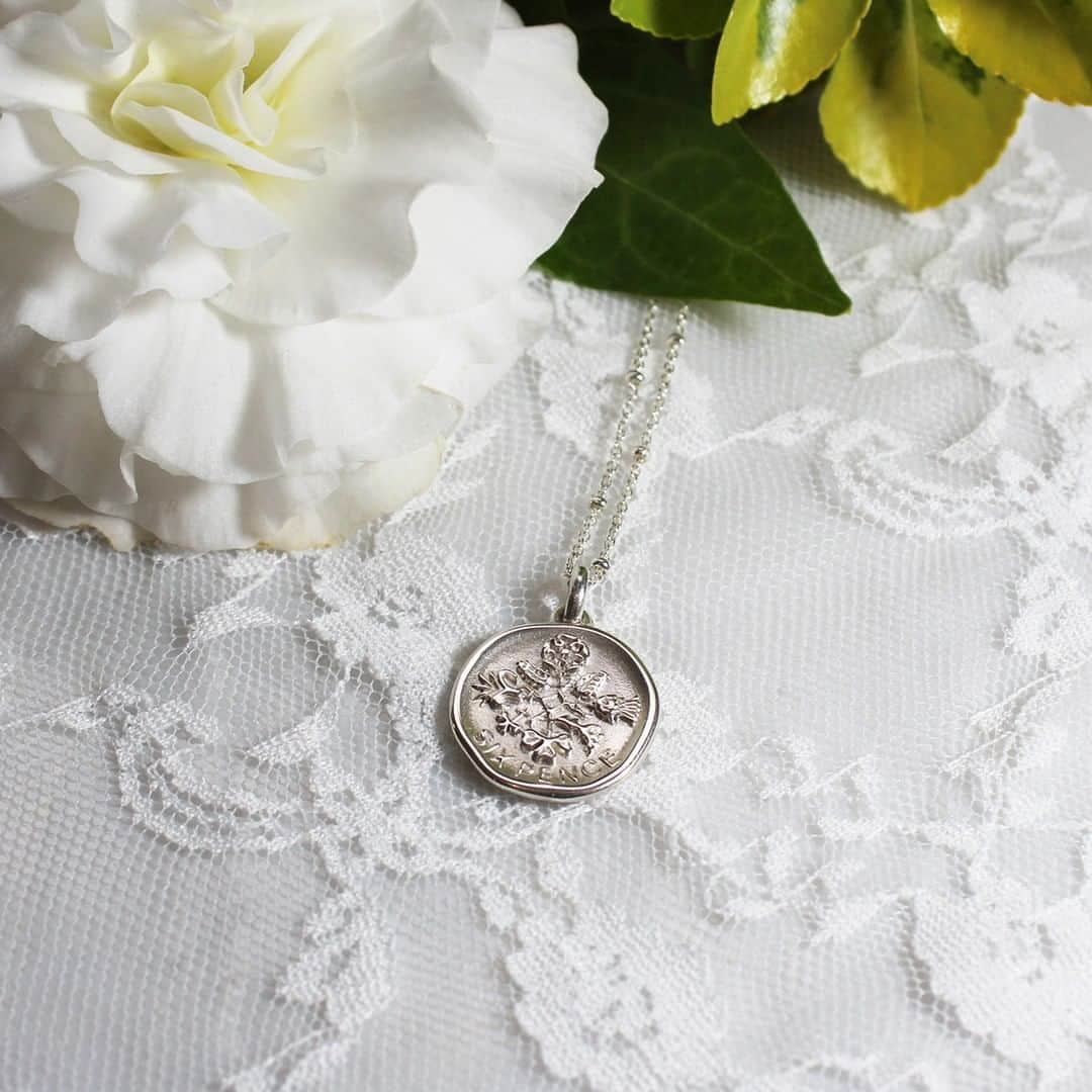 ダウアー&ホールさんのインスタグラム写真 - (ダウアー&ホールInstagram)「Our new Sixpence pendant is too pretty to hide in your shoe as the traditional Wedding Poem would have you do! . . #SomethingOld #SomethingNew #SomethingBorrowed #SomethingBlue #SixPence #Lucky #Pendant #Silver #BigDay #BrideToBe #Wedding #IDo #Jewellery #Jewelry #DowerAndHall」5月6日 16時10分 - dowerandhall