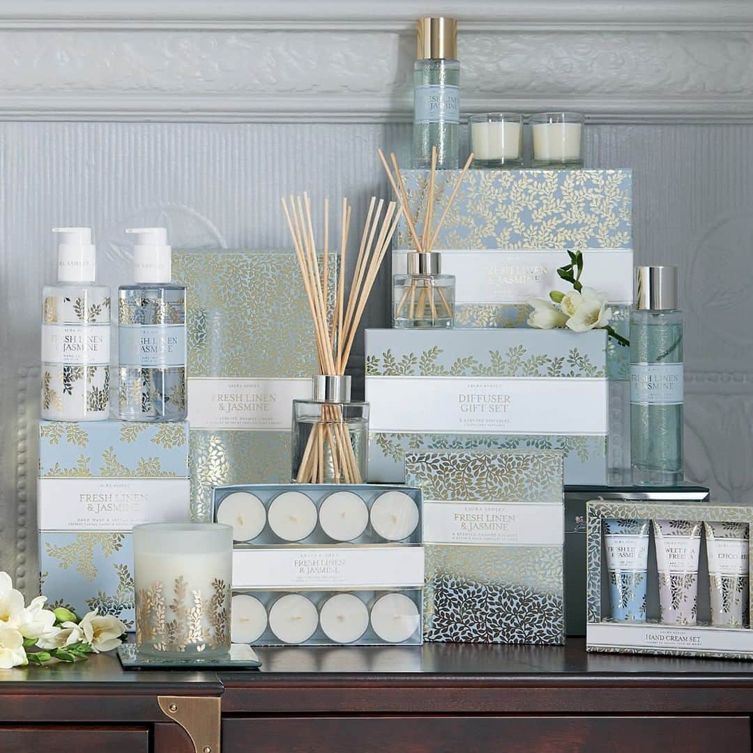 ローラアシュレイのインスタグラム：「Transform your home with our refreshing fragrance range. After all, there are few scents better than the smell of clean laundry - do you agree? #FreshLinenAndJasmine」