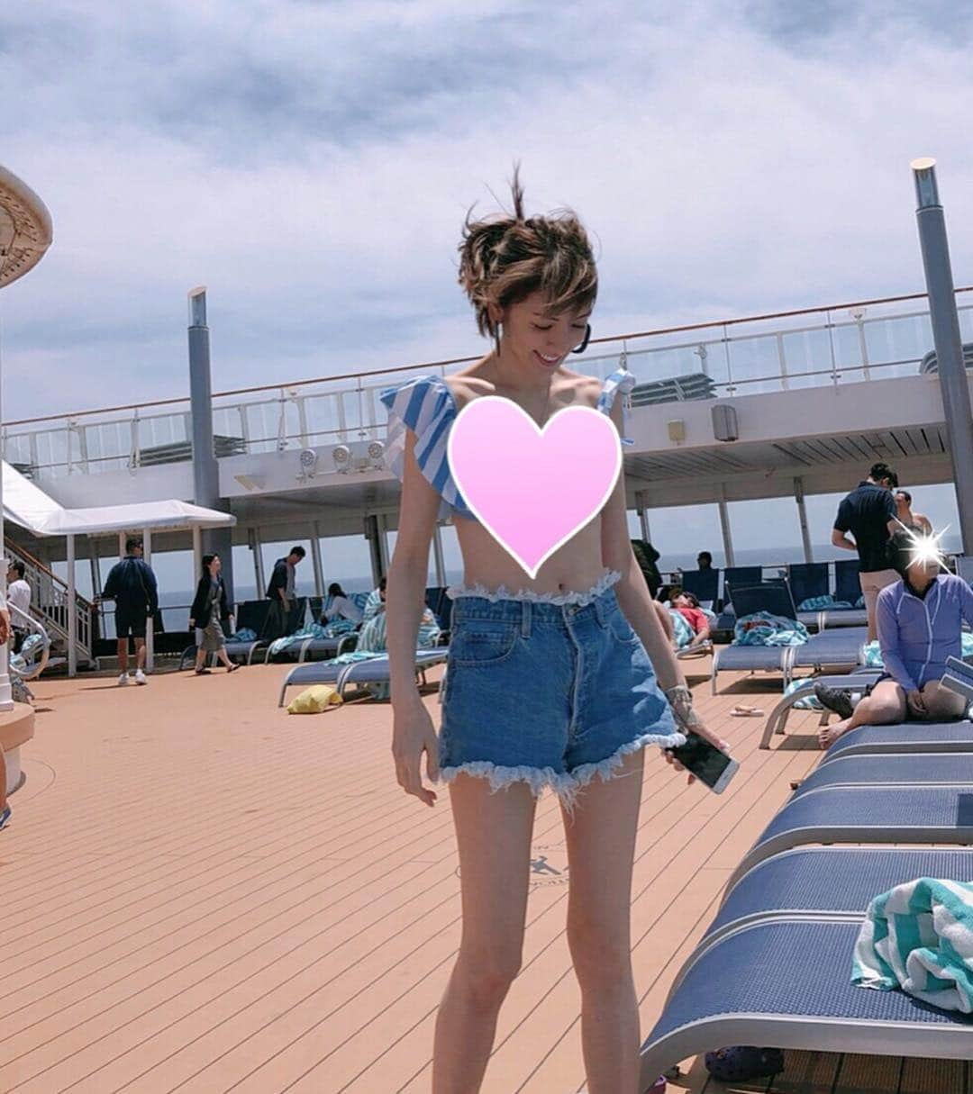 美香さんのインスタグラム写真 - (美香Instagram)「プール🏊‍♀️🌴💗💗💗💗💗 強風で寒かったけれど、入ればプカプカ気持ちよかったです！ 日焼けはしたくないけれど、息子との今しかないこの時間に勝るものはナシ🌞💗💗💗 多分今年の夏も結局焼けちゃうだろなぁぁぁ😂💦 ラッシュガードと帽子でちゃんとガードしなきゃですねー🙄！水着は去年のもの。今年はどんな水着を買おうかなぁ？？👙 #船旅#クルーズ旅行 #クルーズ #プール#海水#7歳男の子」5月6日 16時23分 - mikaofficial99