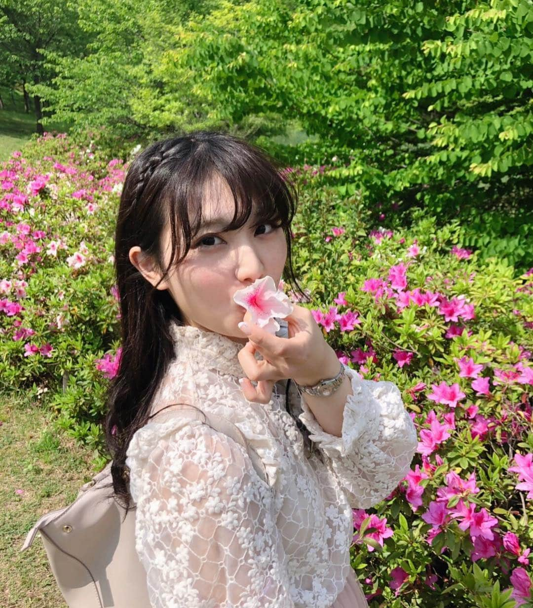 林愛莉さんのインスタグラム写真 - (林愛莉Instagram)「数億年ぶりに、ツツジの蜜を、吸いました🌺  #instagram #instalike #ottd #gw  #ピクニック #portraitphotography  #portrait  #ポートレートモデル #サロンモデル」5月6日 16時29分 - rinairi_0127